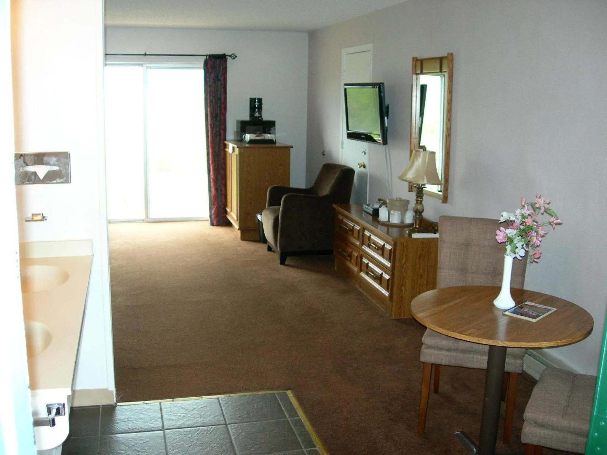 Photo of the whole room in Walker River Lodge