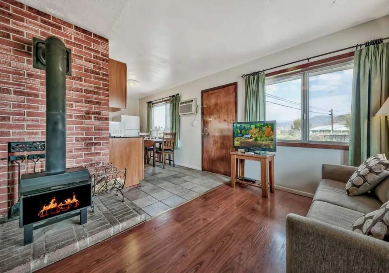 Living room in Walker River Lodge