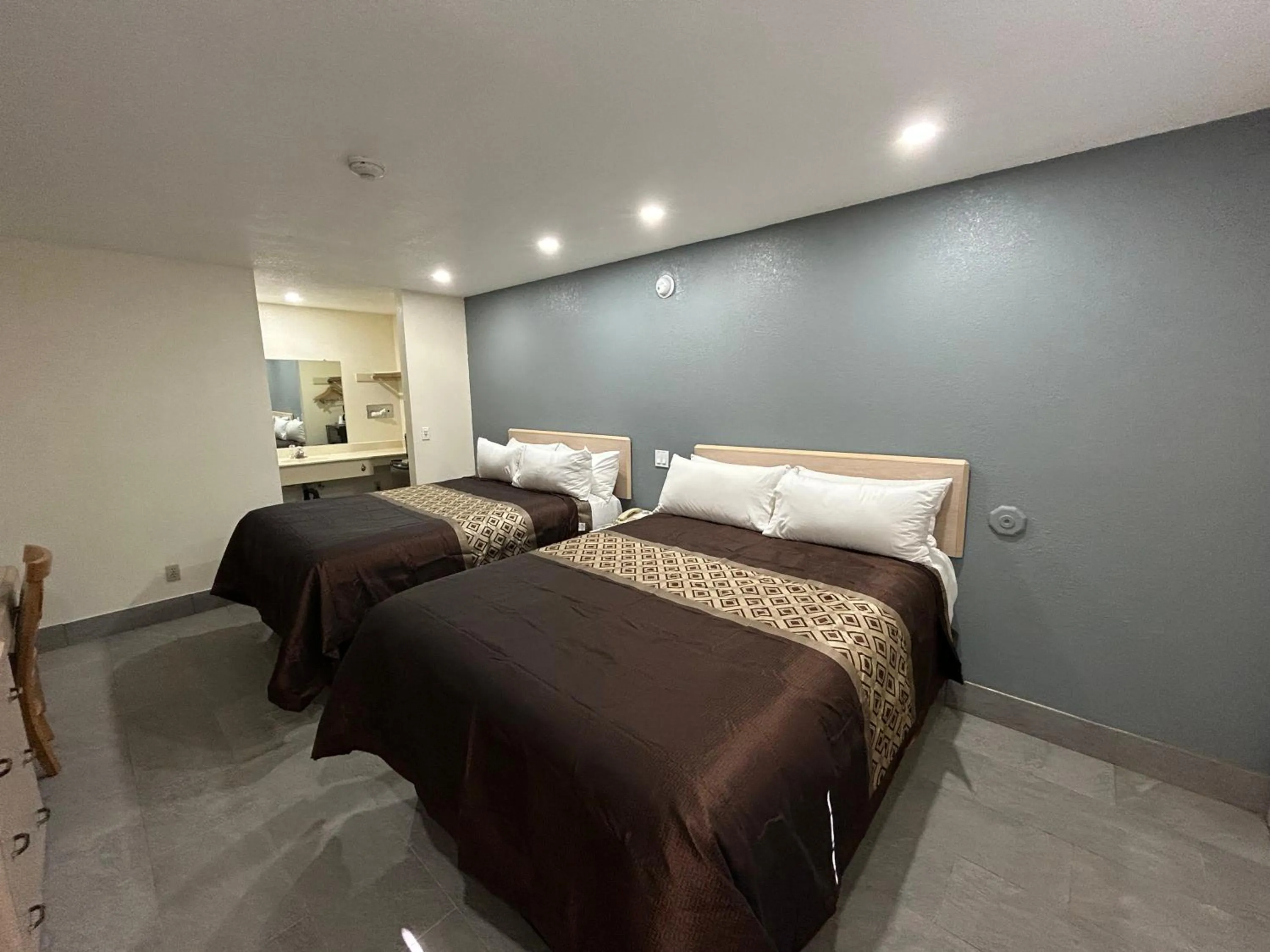 Bed in California Inn Hotel and Suites Adelanto US 395