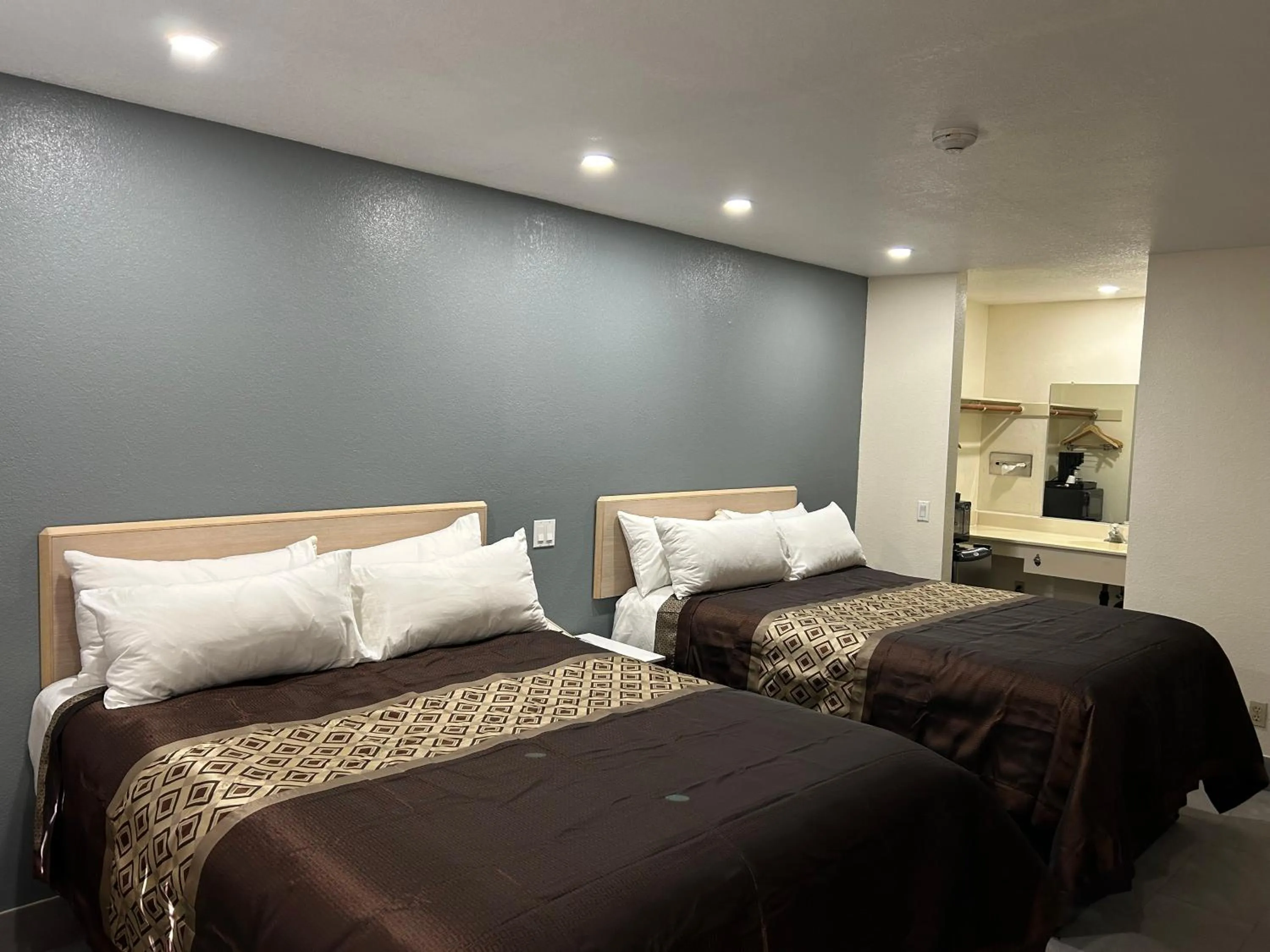 Bed in California Inn Hotel and Suites Adelanto US 395