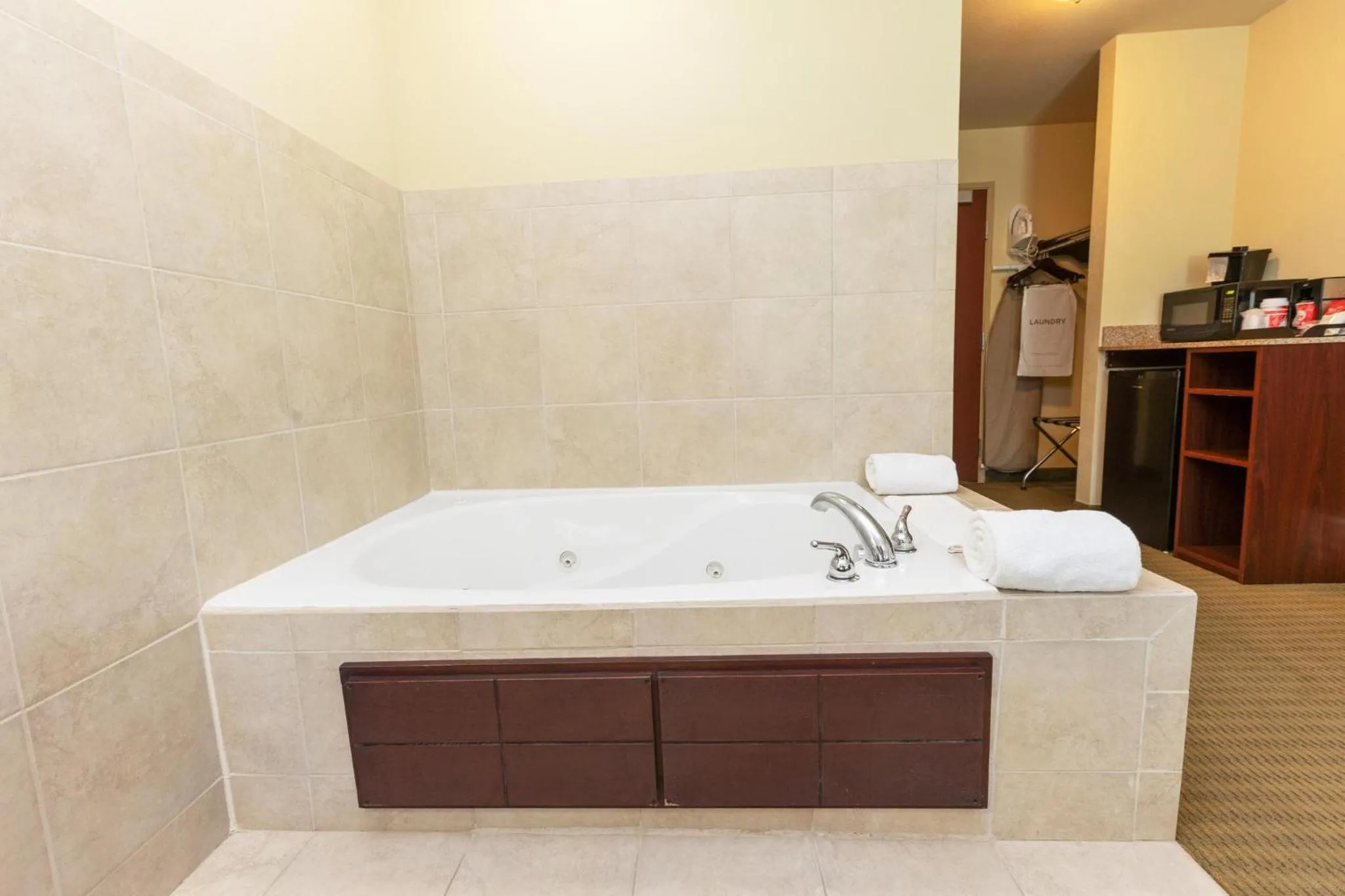 Bath in Cobblestone Hotel & Suites - Knoxville