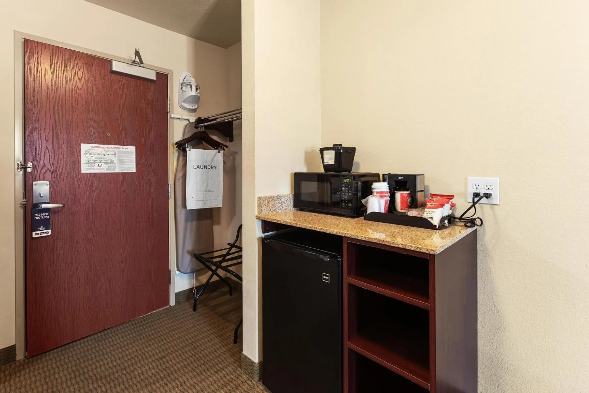 Bedroom in Cobblestone Hotel & Suites - Knoxville