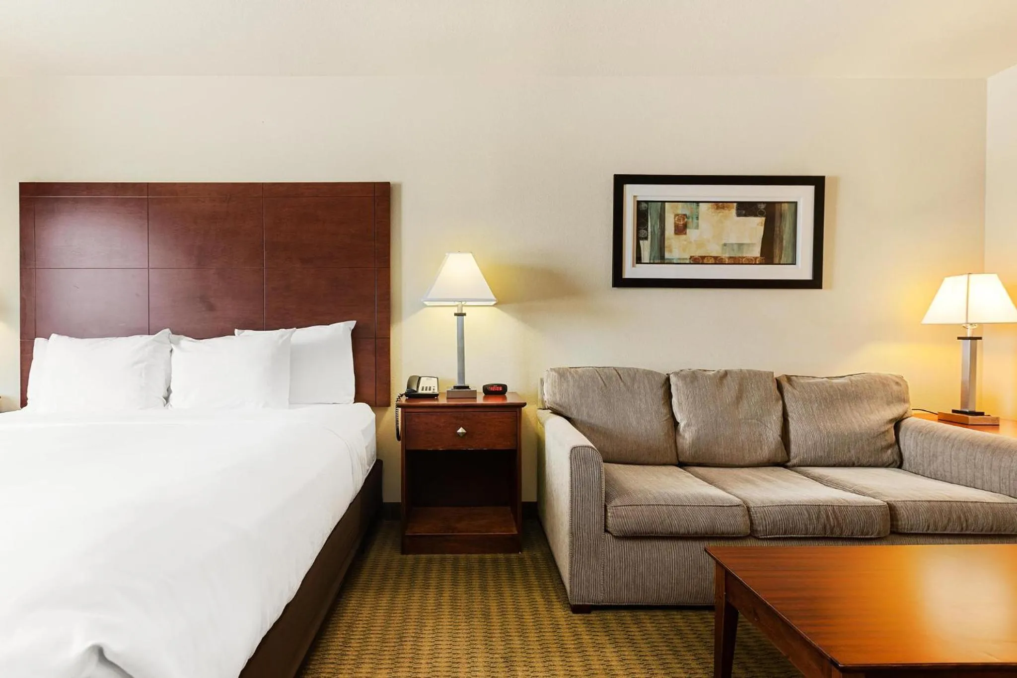 Bed in Cobblestone Hotel & Suites - Knoxville