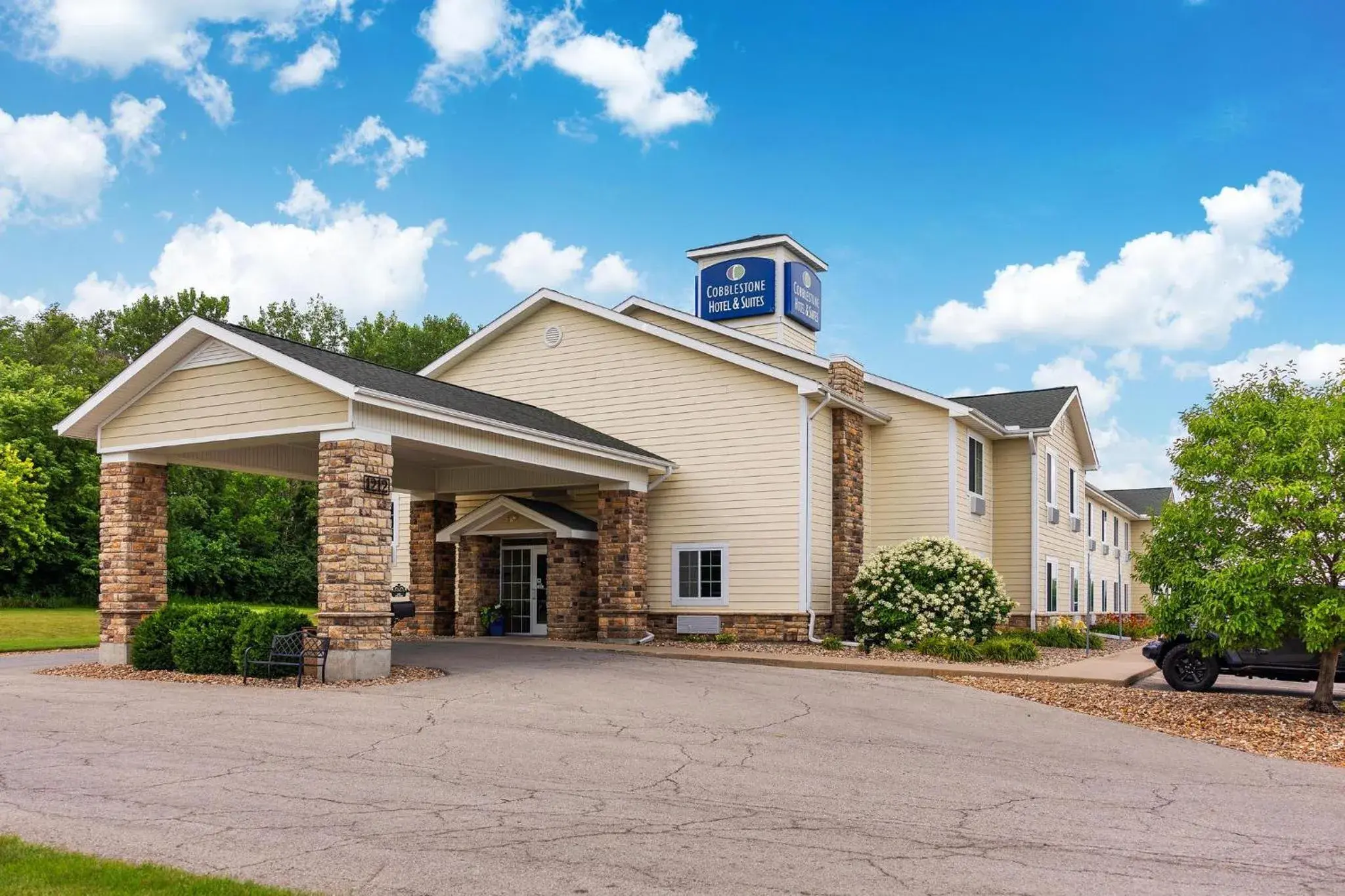Facade/entrance in Cobblestone Hotel & Suites - Knoxville Facade/entrance in Cobblestone Hotel & Suites - Knoxville