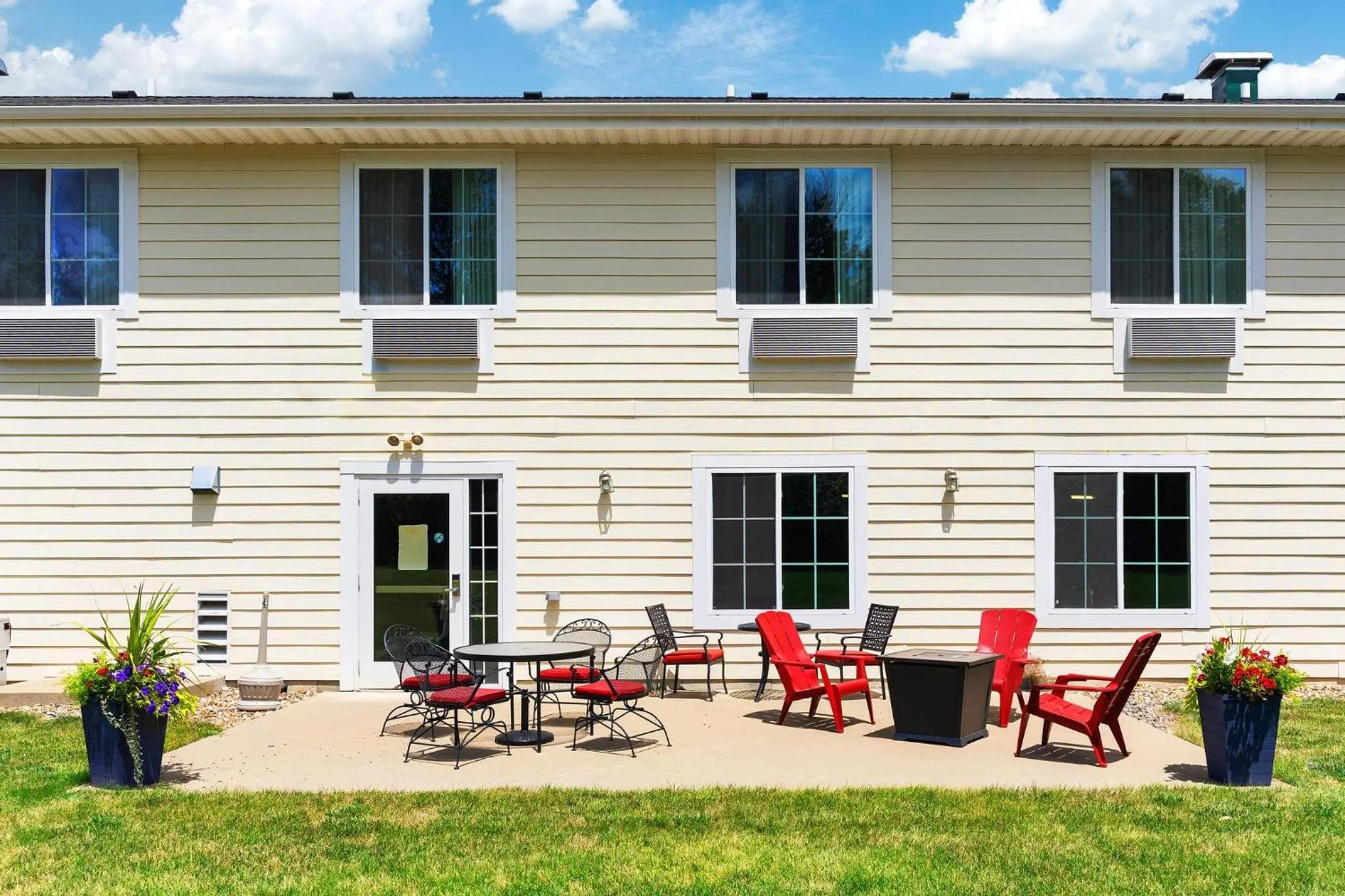 Patio in Cobblestone Hotel & Suites - Knoxville