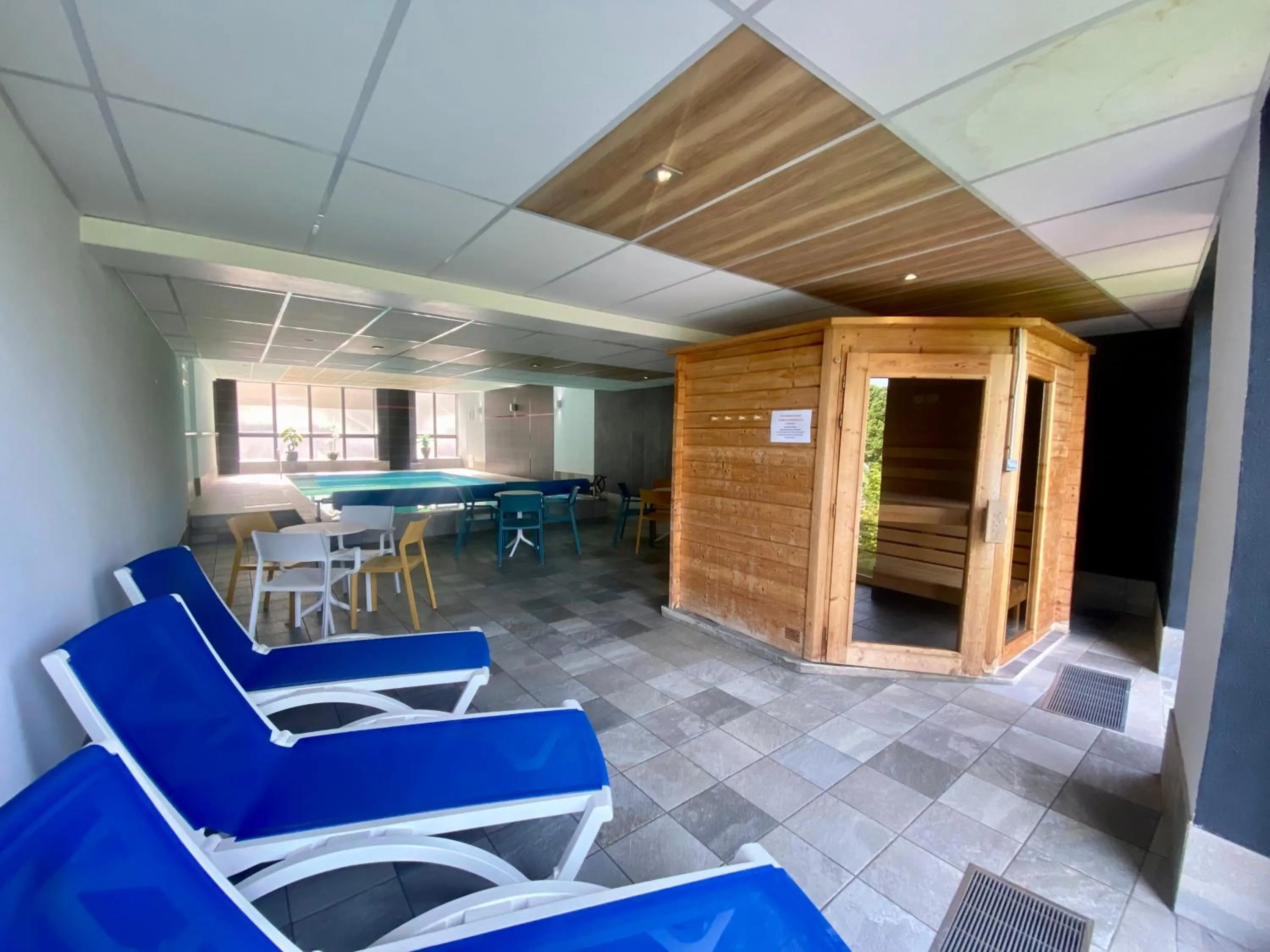 Sauna in Logis Hôtel-Restaurant Aux Trois Roses