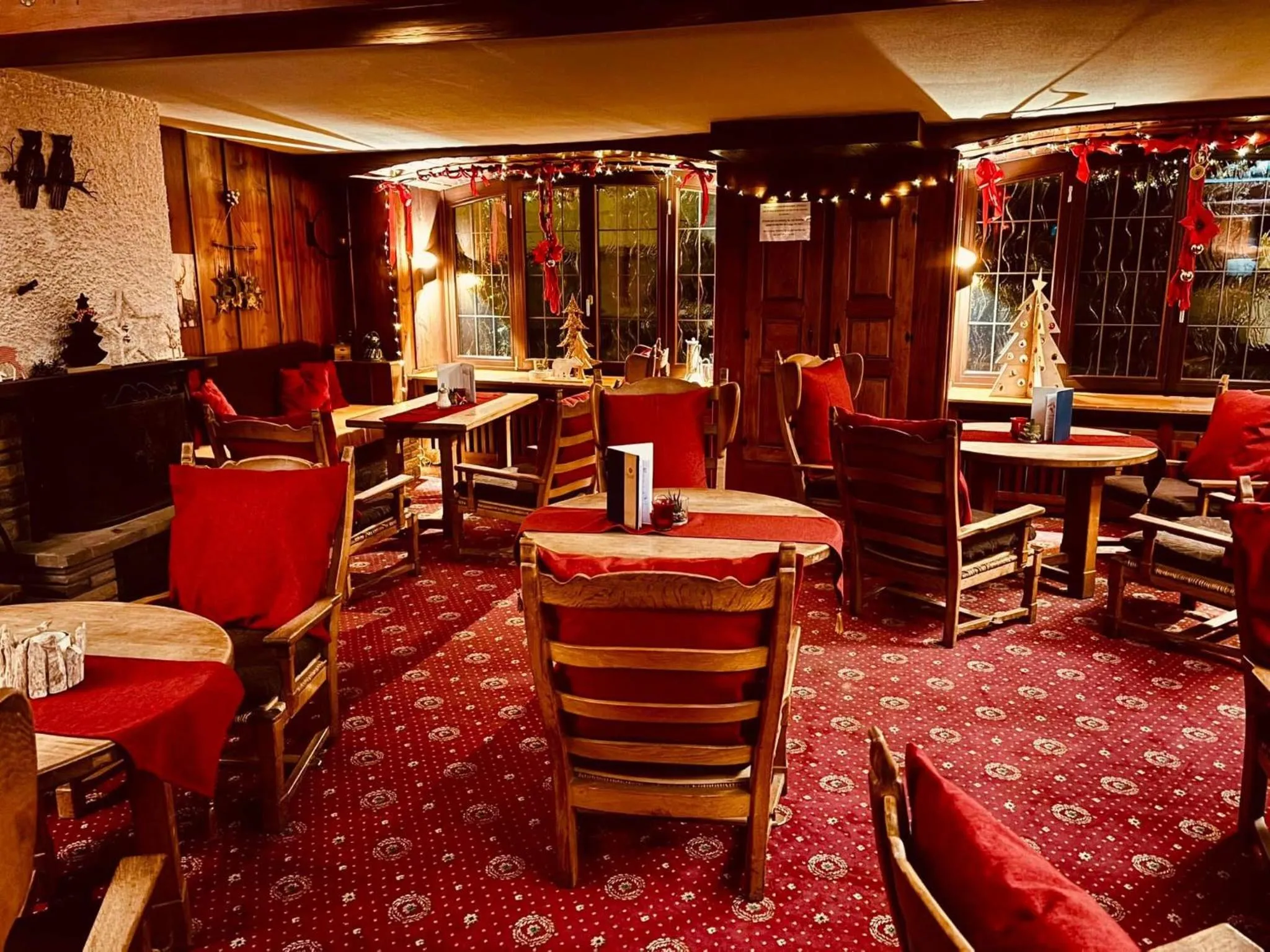 Lounge or bar in Logis Hôtel-Restaurant Aux Trois Roses