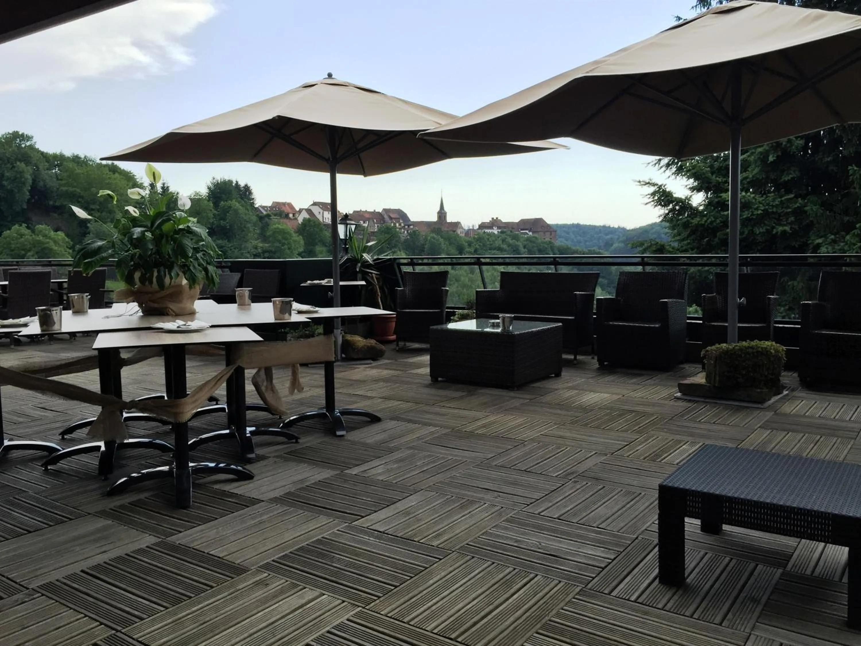 Restaurant/places to eat in Logis Hôtel-Restaurant Aux Trois Roses