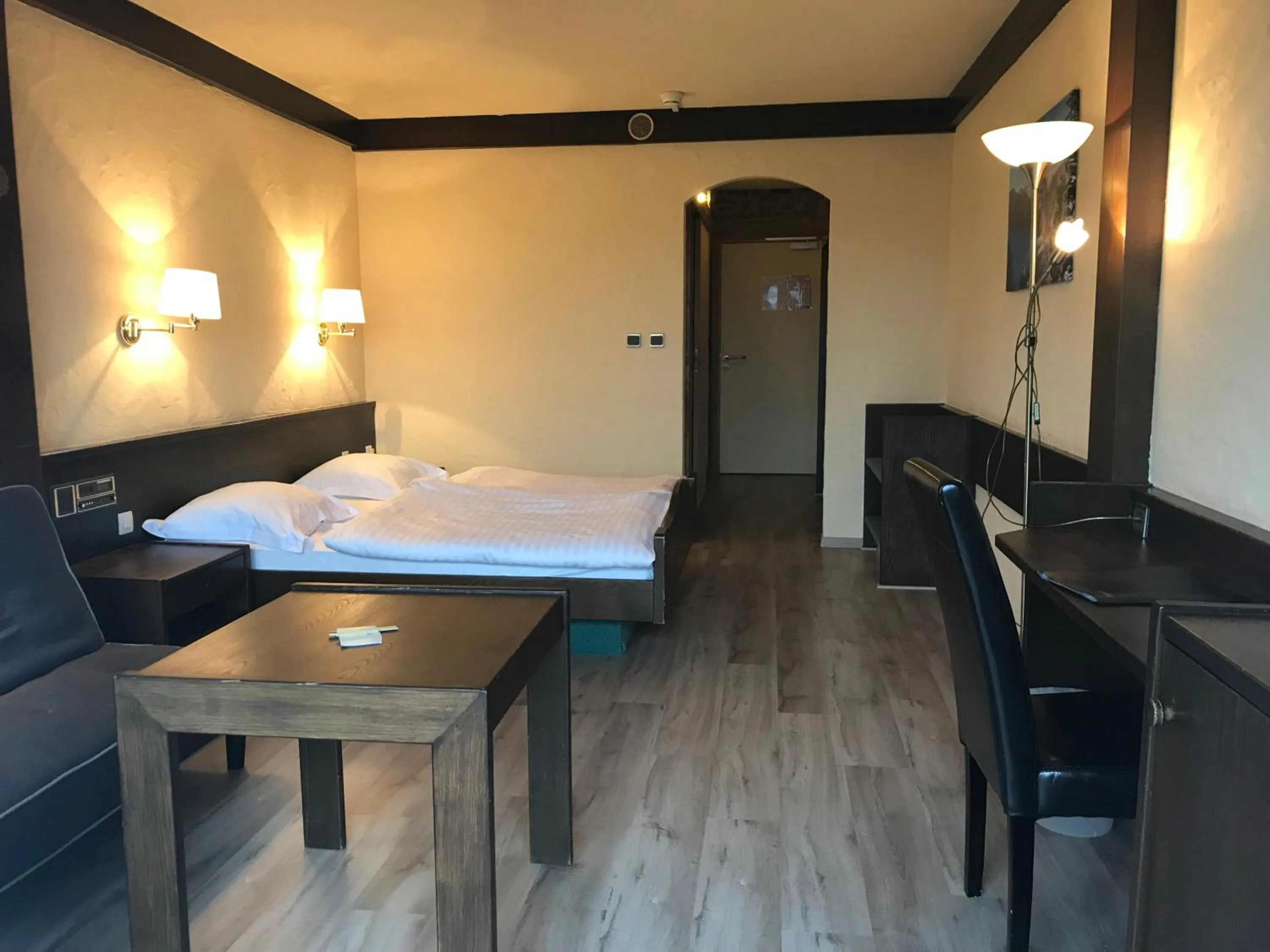 People, Bed in Logis Hôtel-Restaurant Aux Trois Roses