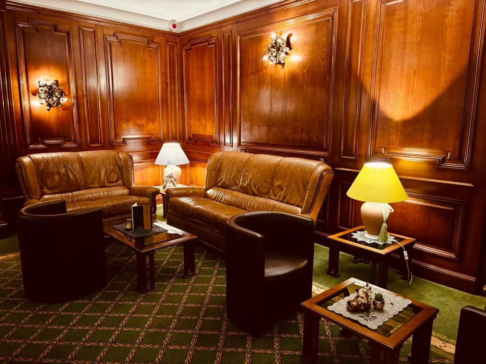 Lounge or bar in Logis Hôtel-Restaurant Aux Trois Roses