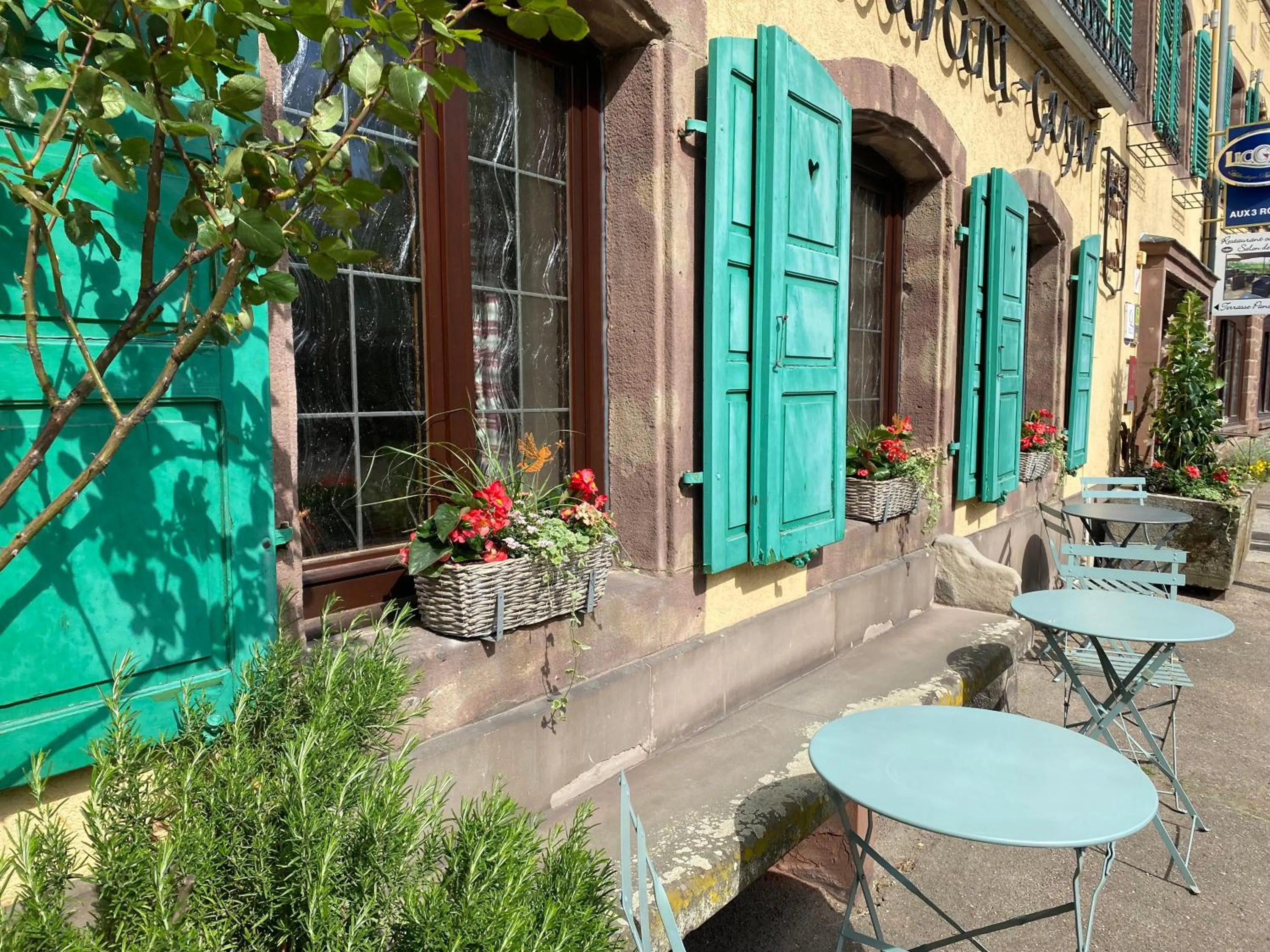 Property building in Logis Hôtel-Restaurant Aux Trois Roses