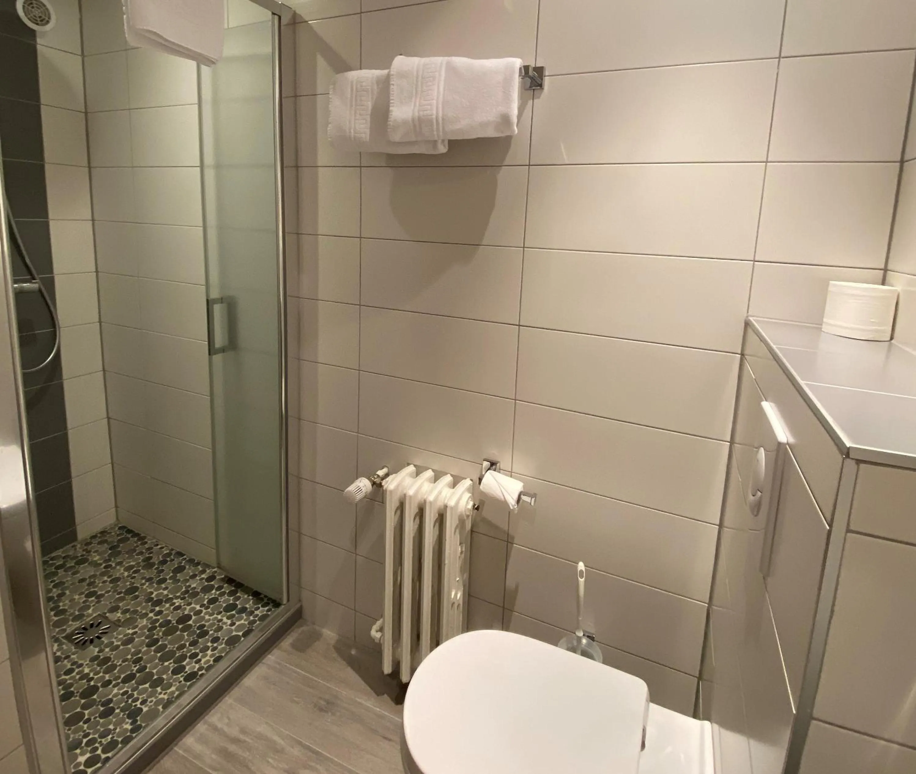 Bathroom in Logis Hôtel-Restaurant Aux Trois Roses