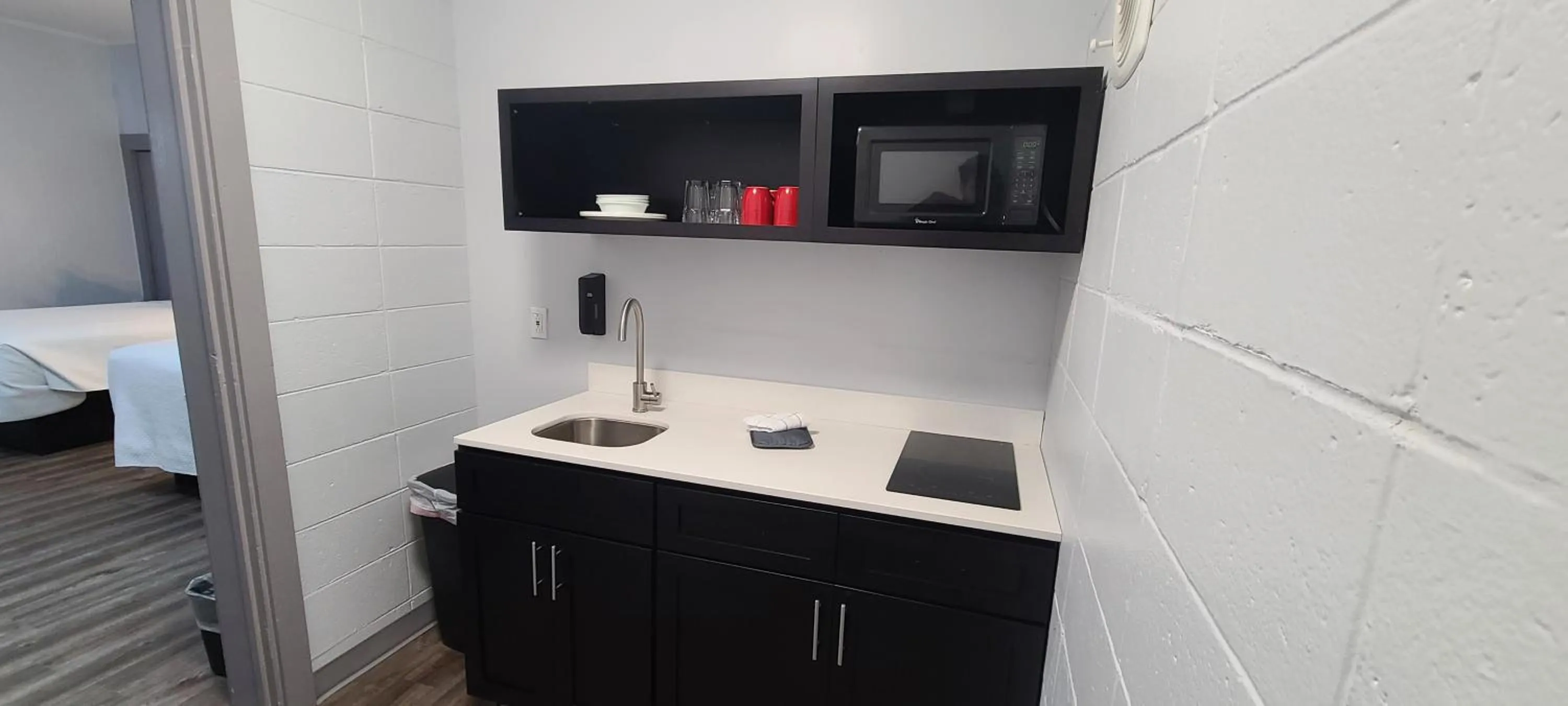 Kitchen or kitchenette in Outer Banks Motor Lodge