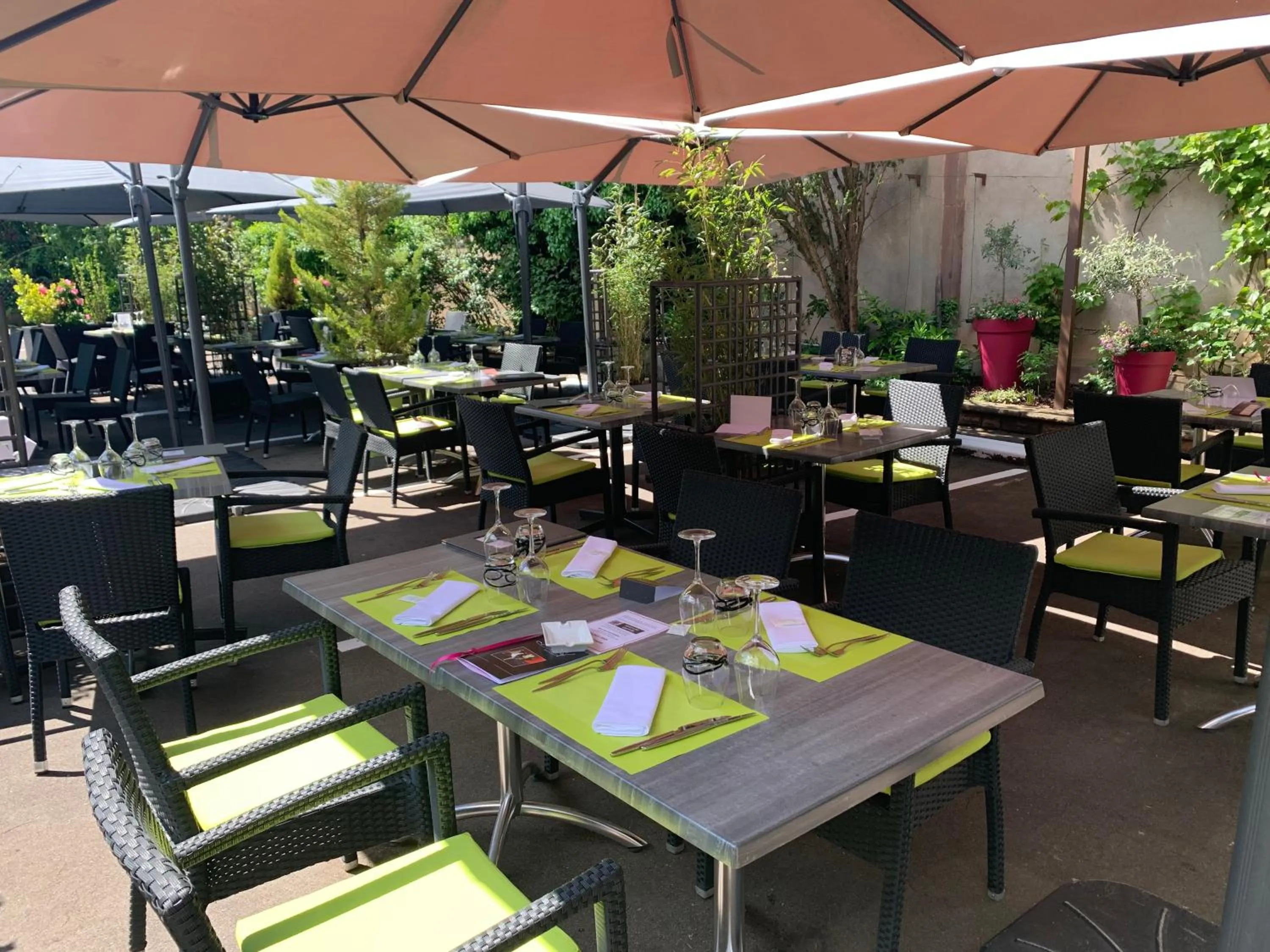 Patio in Hôtel Restaurant Au Boeuf