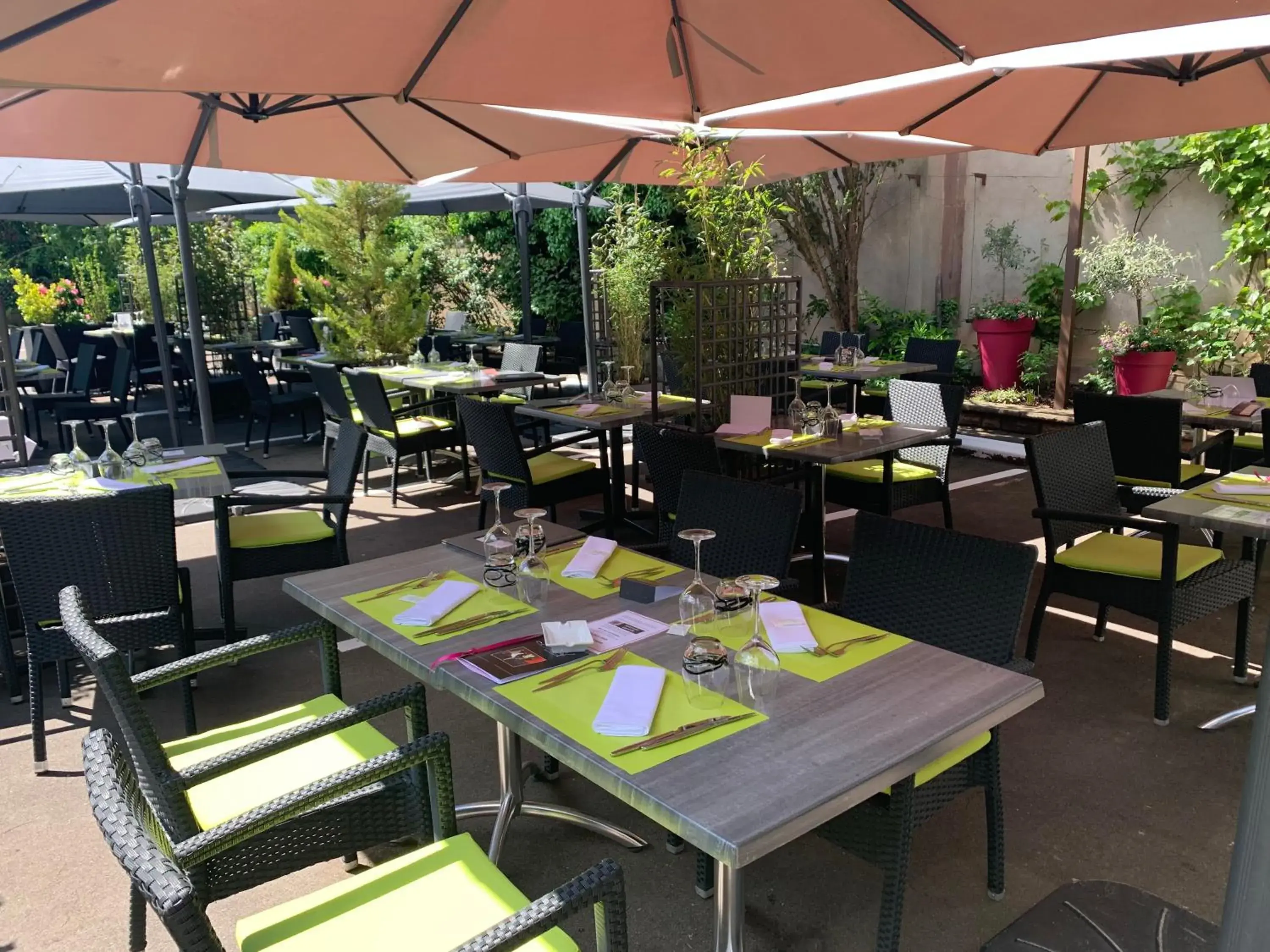 Patio in Hôtel Restaurant Au Boeuf Patio in Hôtel Restaurant Au Boeuf