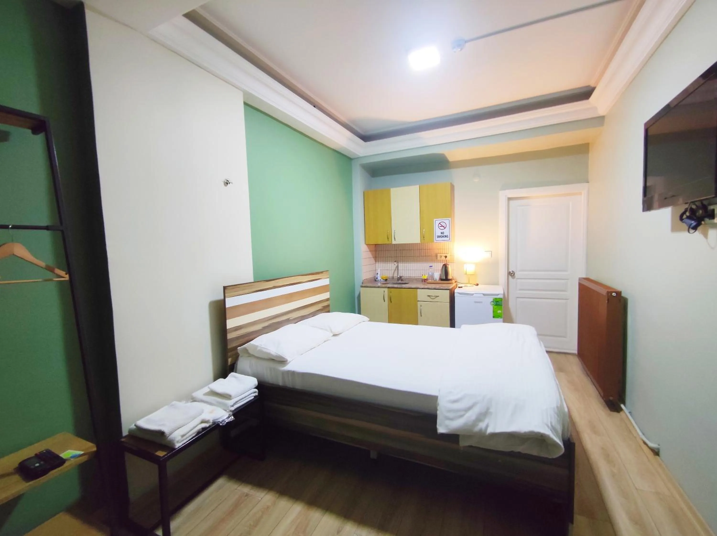 Bedroom, Bed in YOLO Hostel