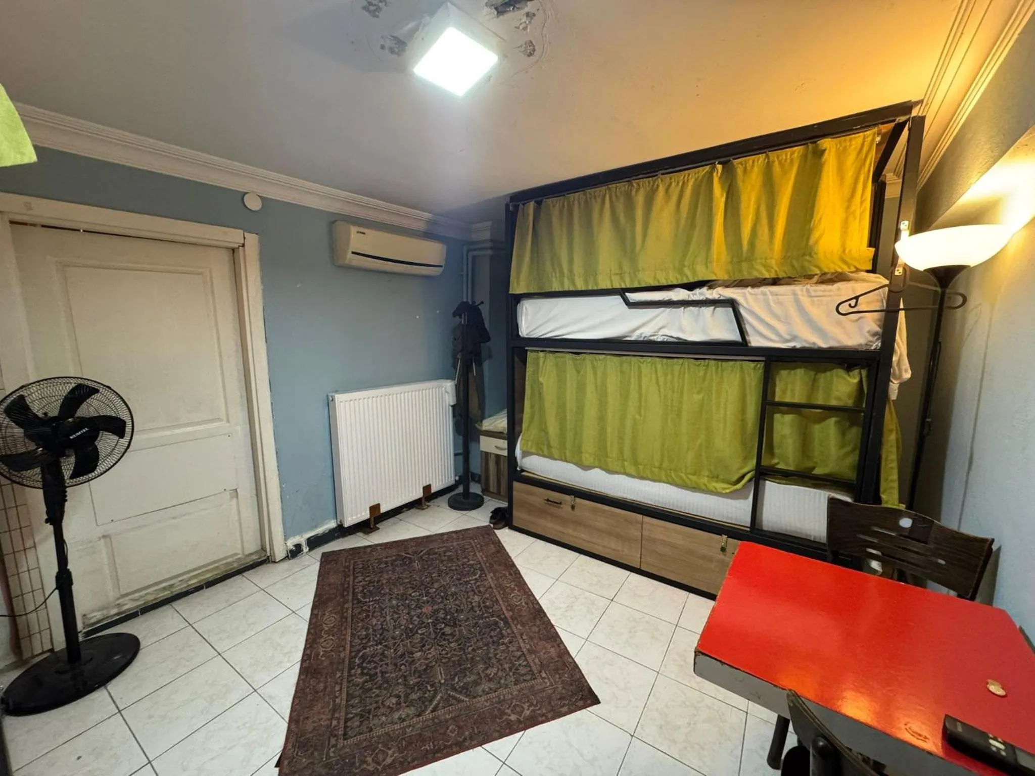 Photo of the whole room, Bed in YOLO Hostel