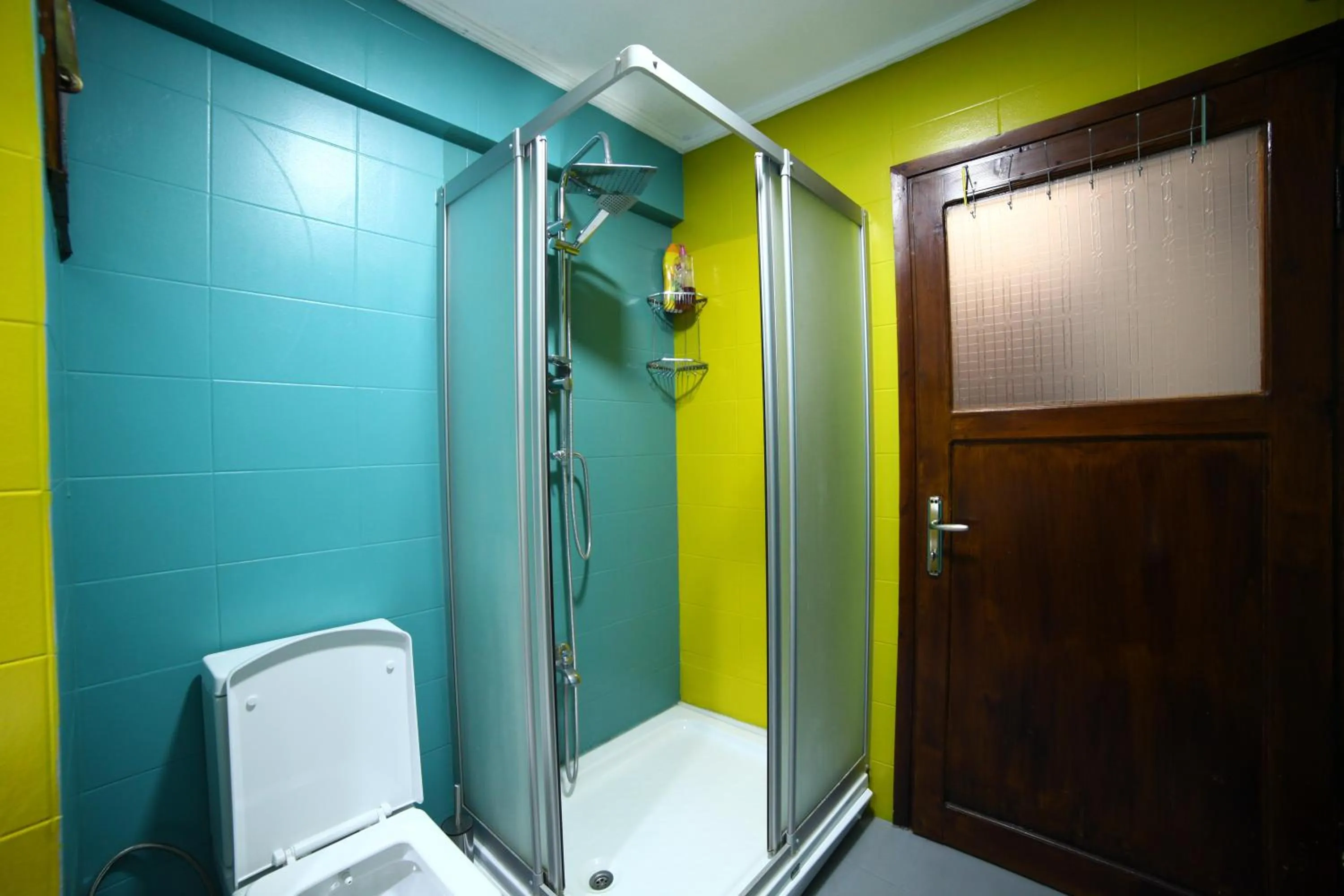 Bathroom in YOLO Hostel