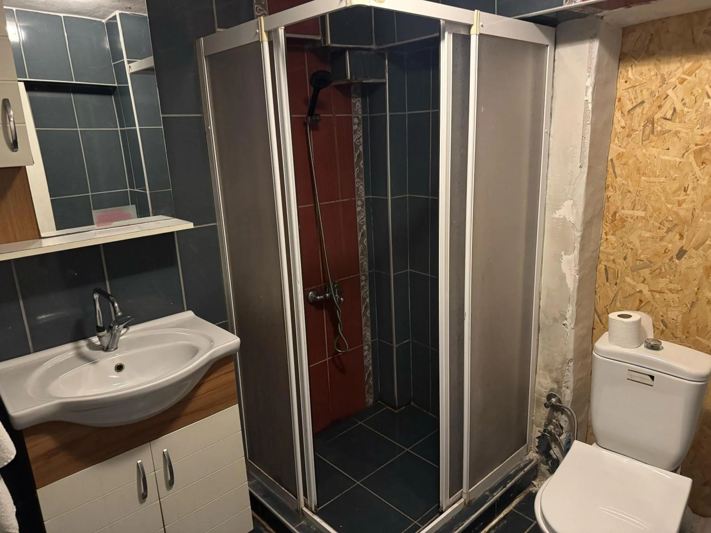 Shower in YOLO Hostel