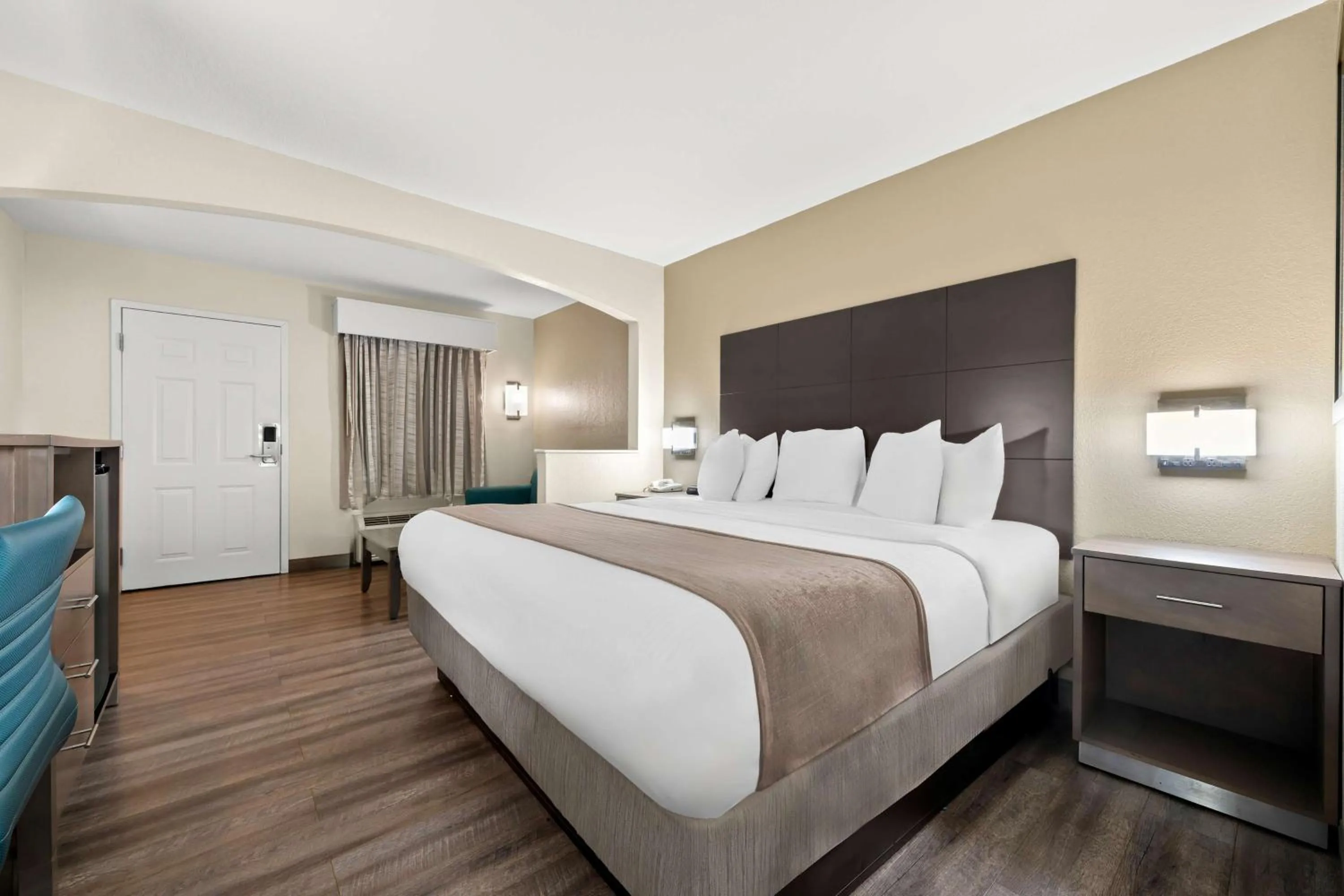 Bedroom, Bed in Best Western Catalina Inn