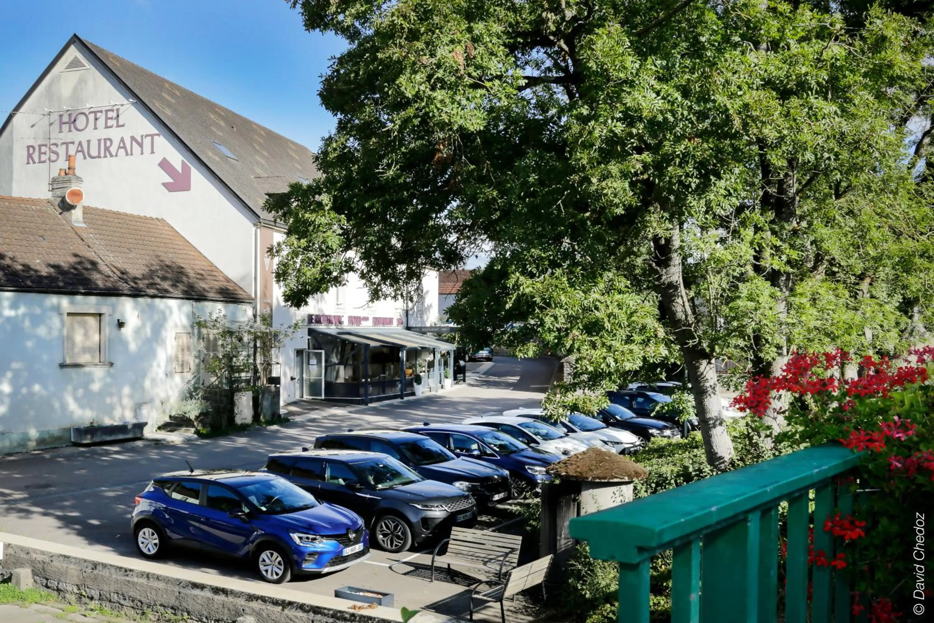 Parking in Le Richebourg Hôtel, Restaurant & Spa