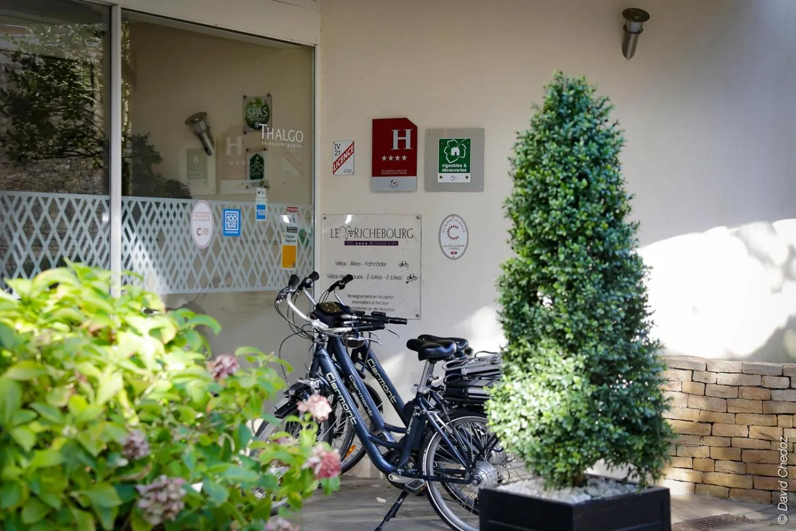 Facade/entrance in Le Richebourg Hôtel, Restaurant & Spa
