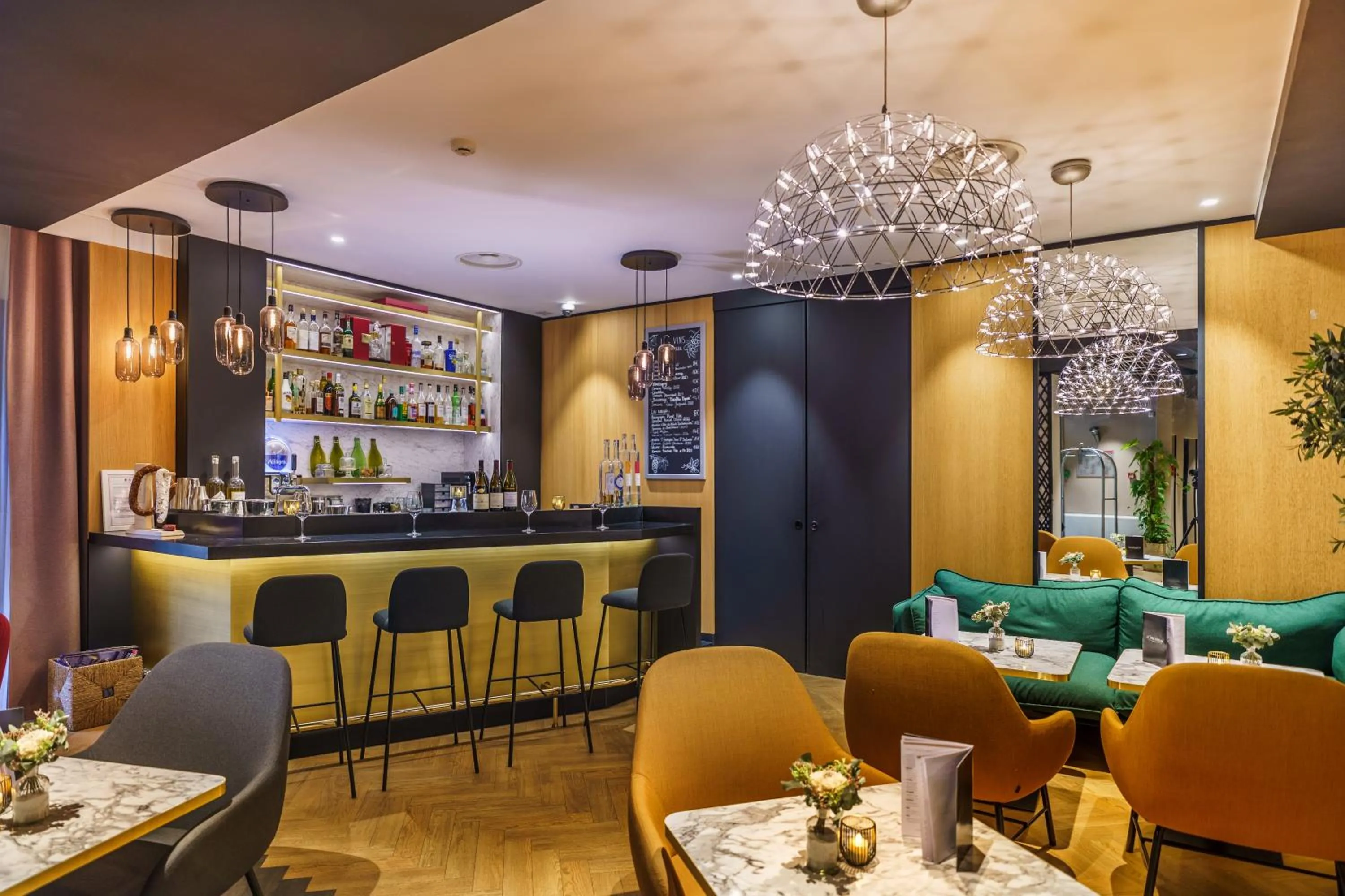 Lounge or bar in Le Richebourg Hôtel, Restaurant & Spa