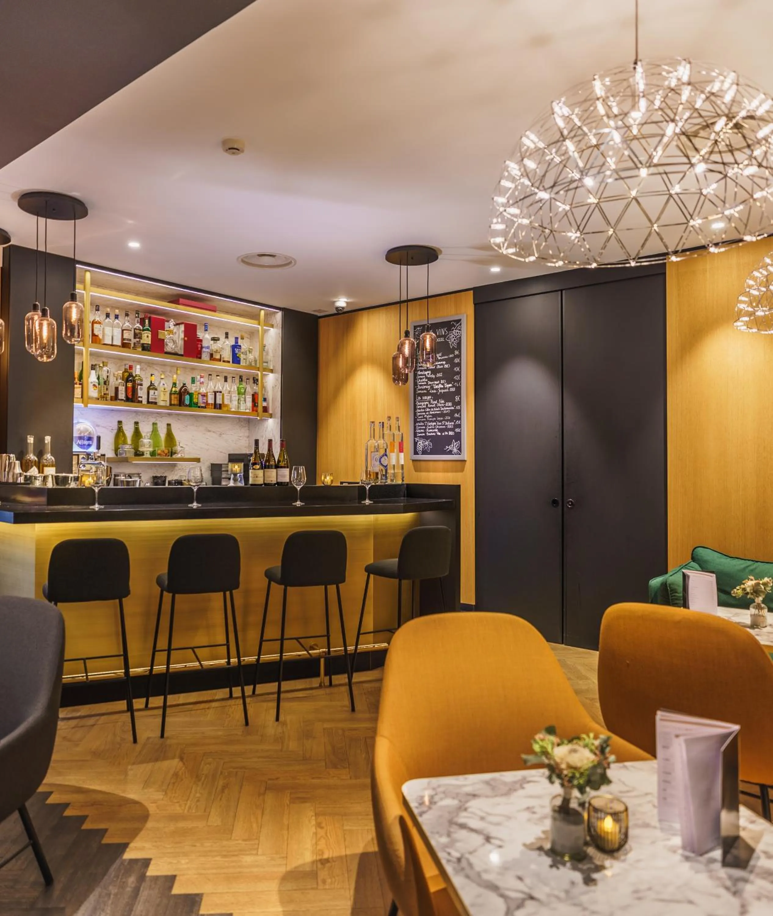 Lounge or bar in Le Richebourg Hôtel, Restaurant & Spa