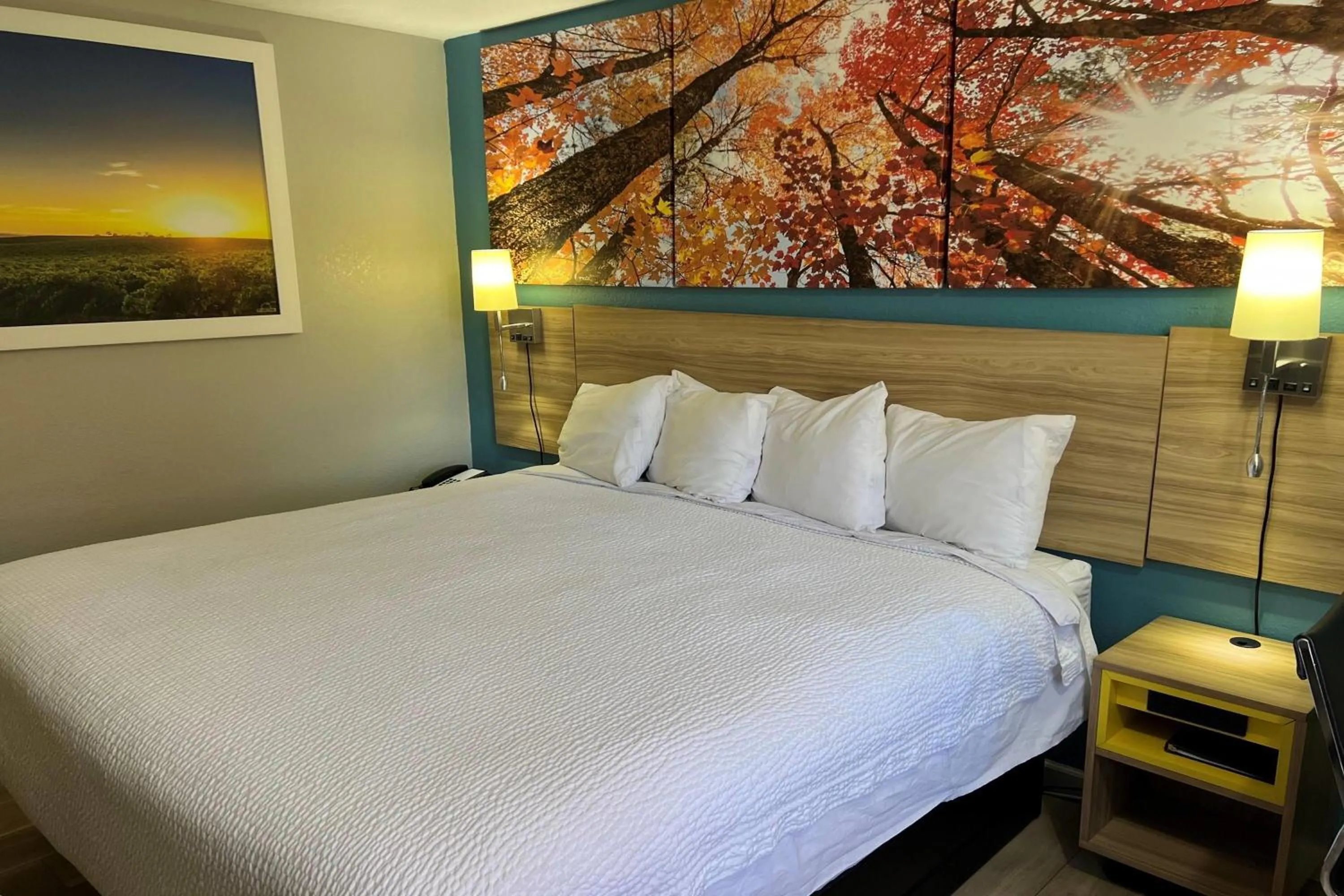 Photo of the whole room, Bed in Days Inn by Wyndham Warrensburg