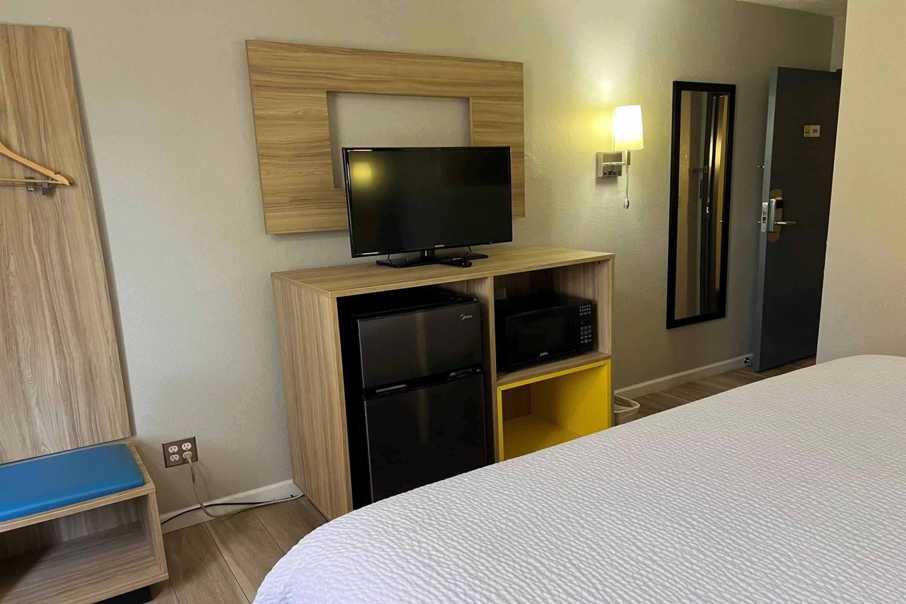 Photo of the whole room, Bed in Days Inn by Wyndham Warrensburg