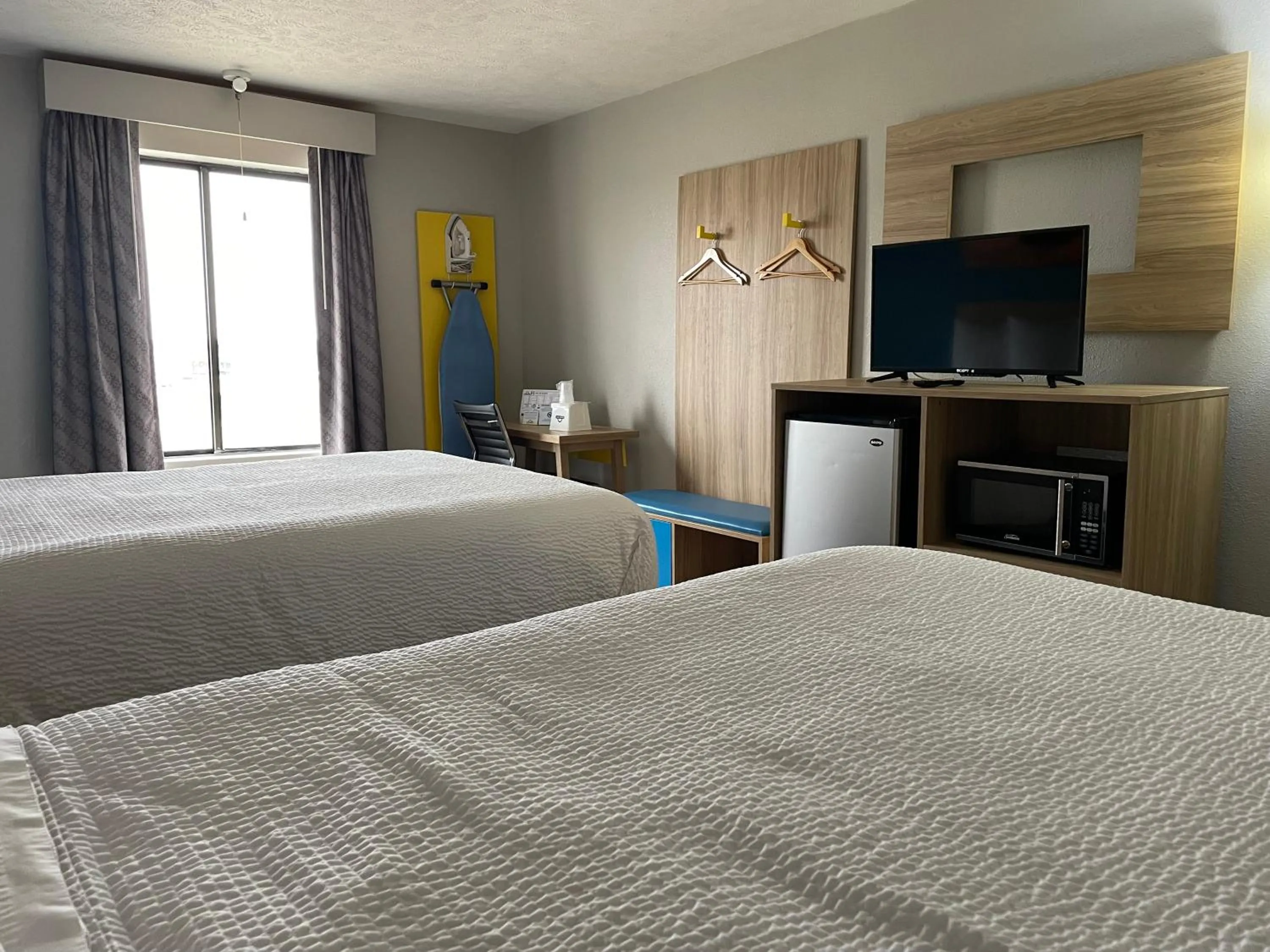 wardrobe, Bed in Days Inn by Wyndham Warrensburg