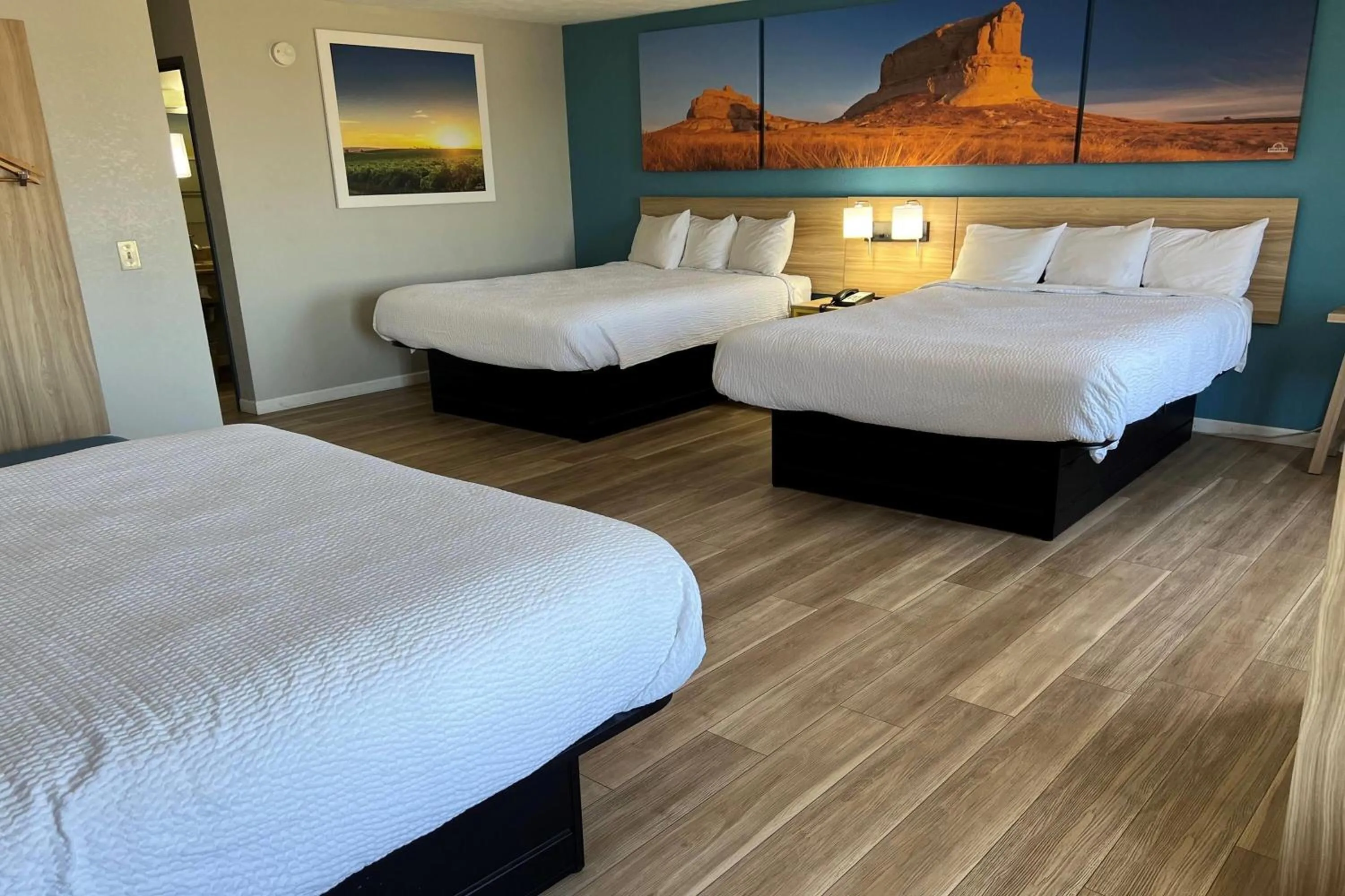 Photo of the whole room, Bed in Days Inn by Wyndham Warrensburg