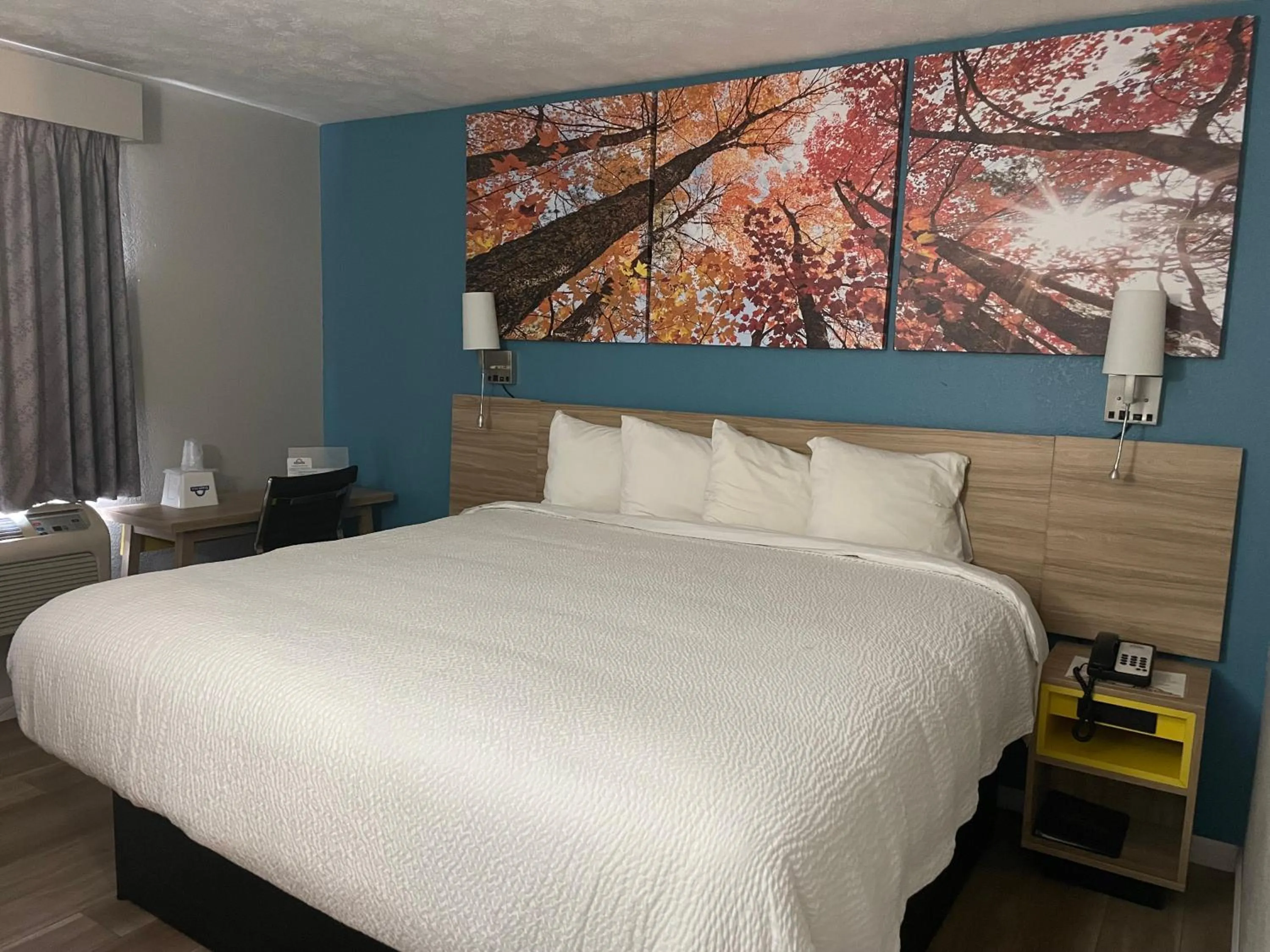 Bedroom, Bed in Days Inn by Wyndham Warrensburg