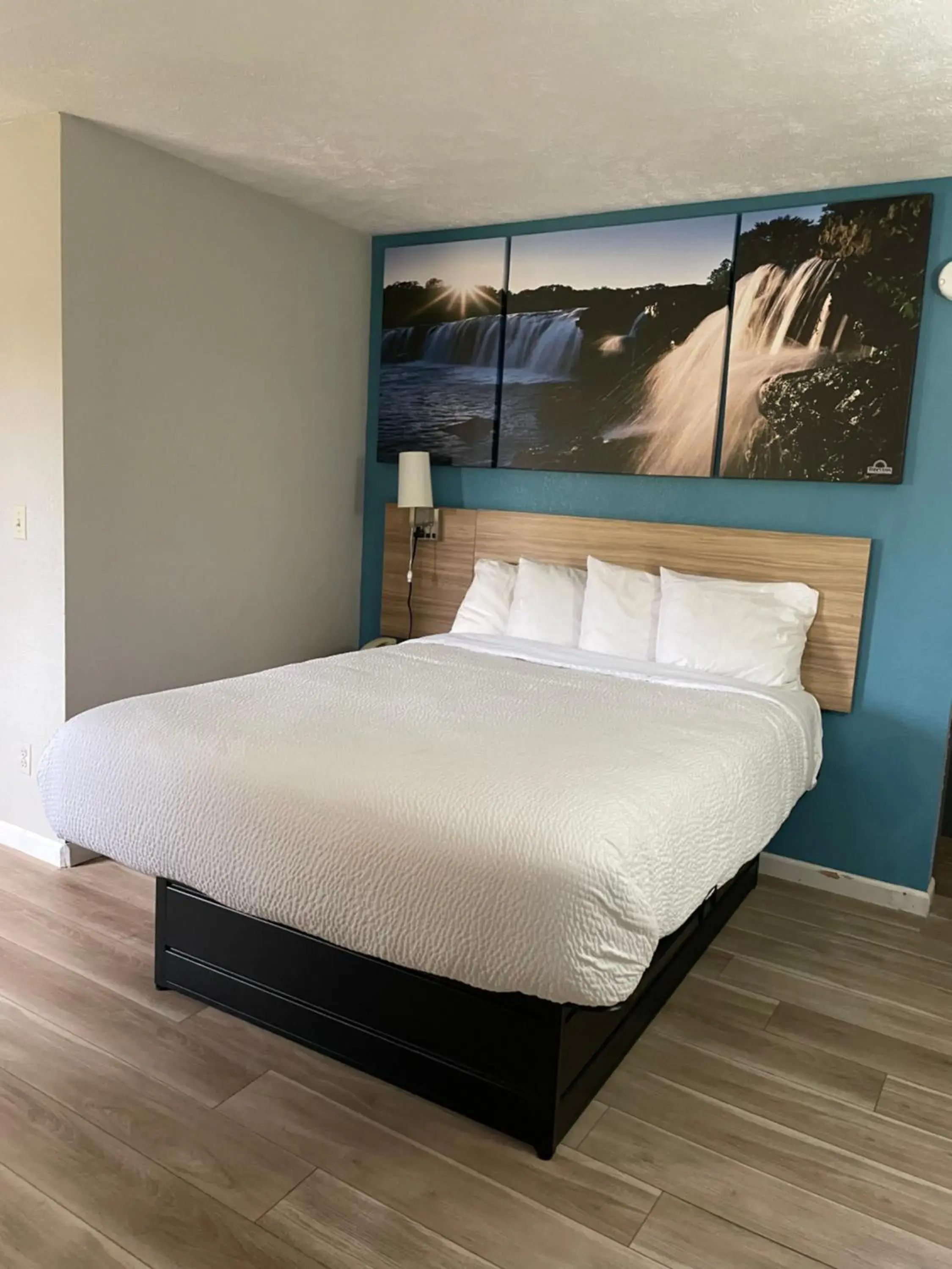 Bedroom, Bed in Days Inn by Wyndham Warrensburg Bedroom, Bed in Days Inn by Wyndham Warrensburg