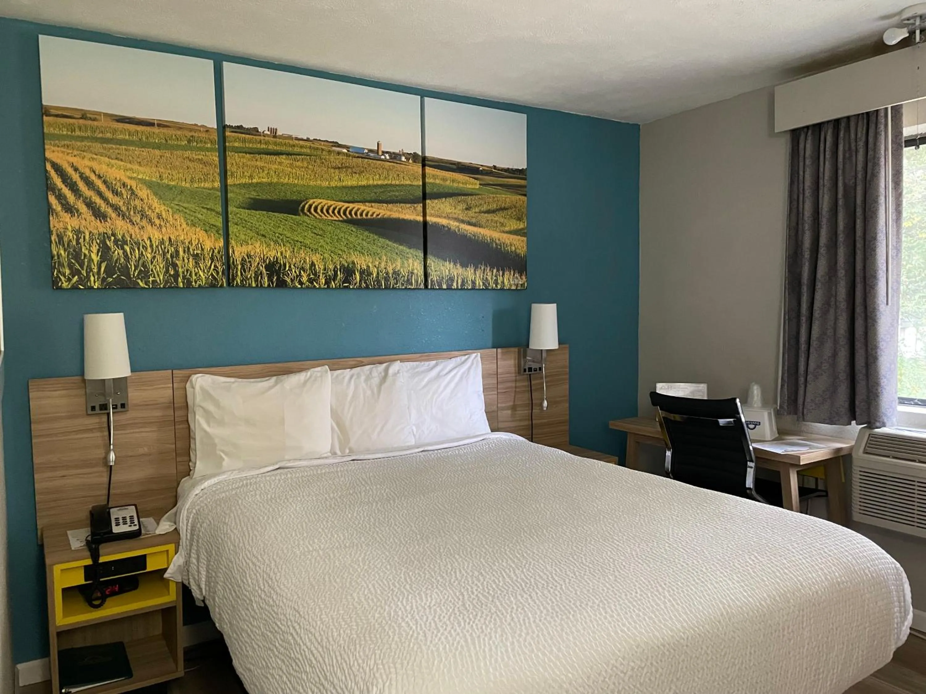 Bedroom, Bed in Days Inn by Wyndham Warrensburg