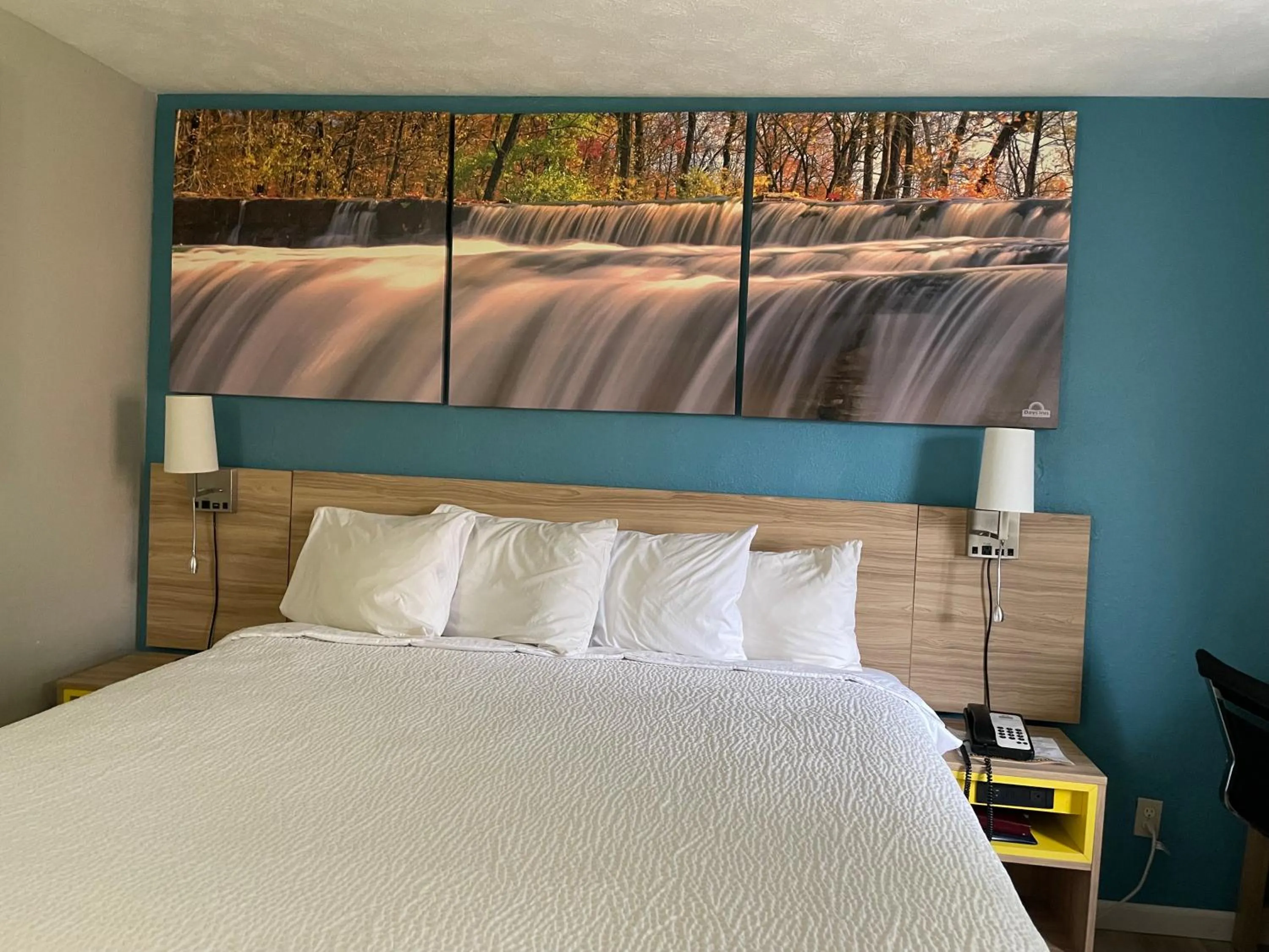 Bedroom, Bed in Days Inn by Wyndham Warrensburg