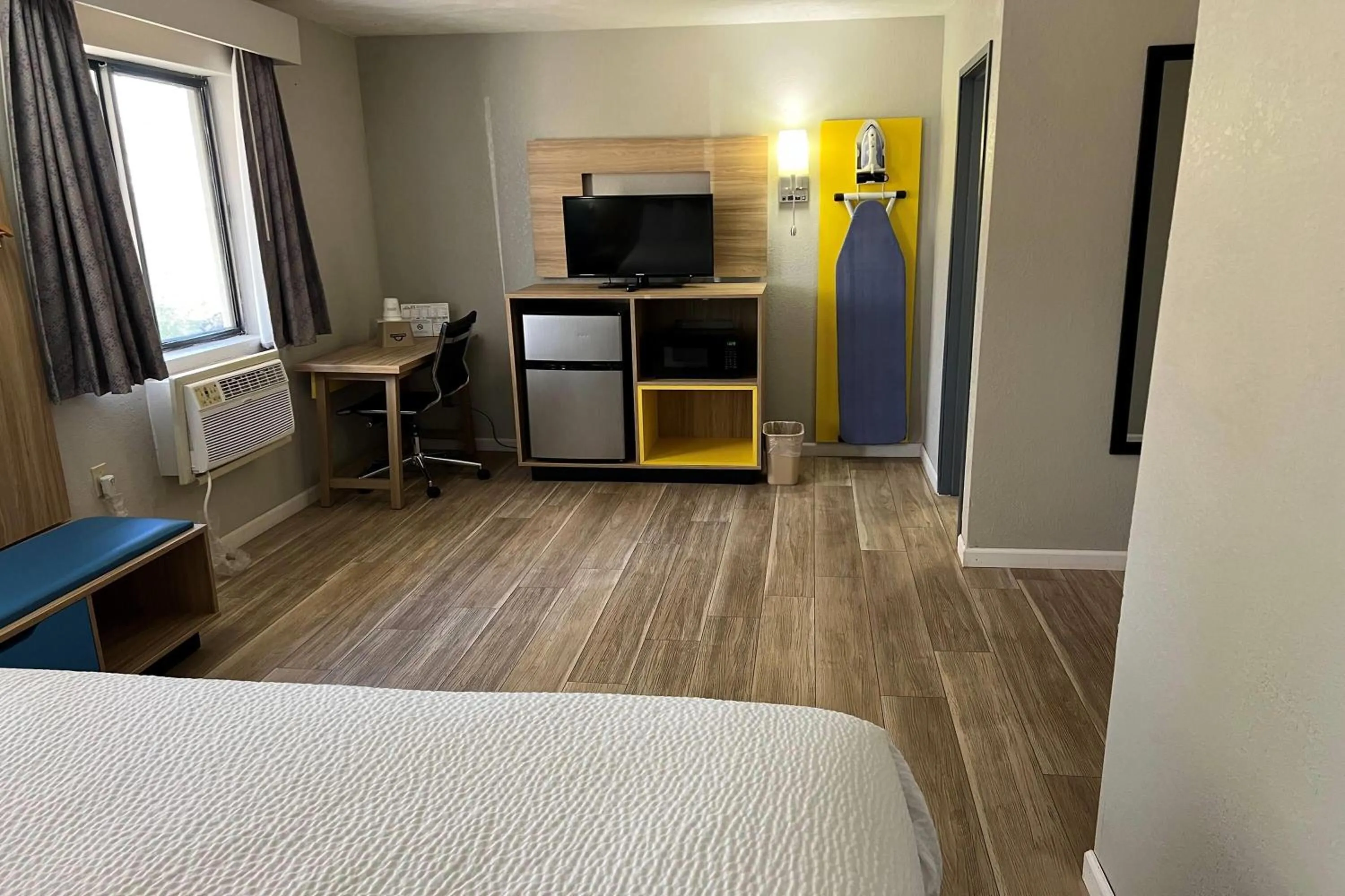 Photo of the whole room, Bed in Days Inn by Wyndham Warrensburg