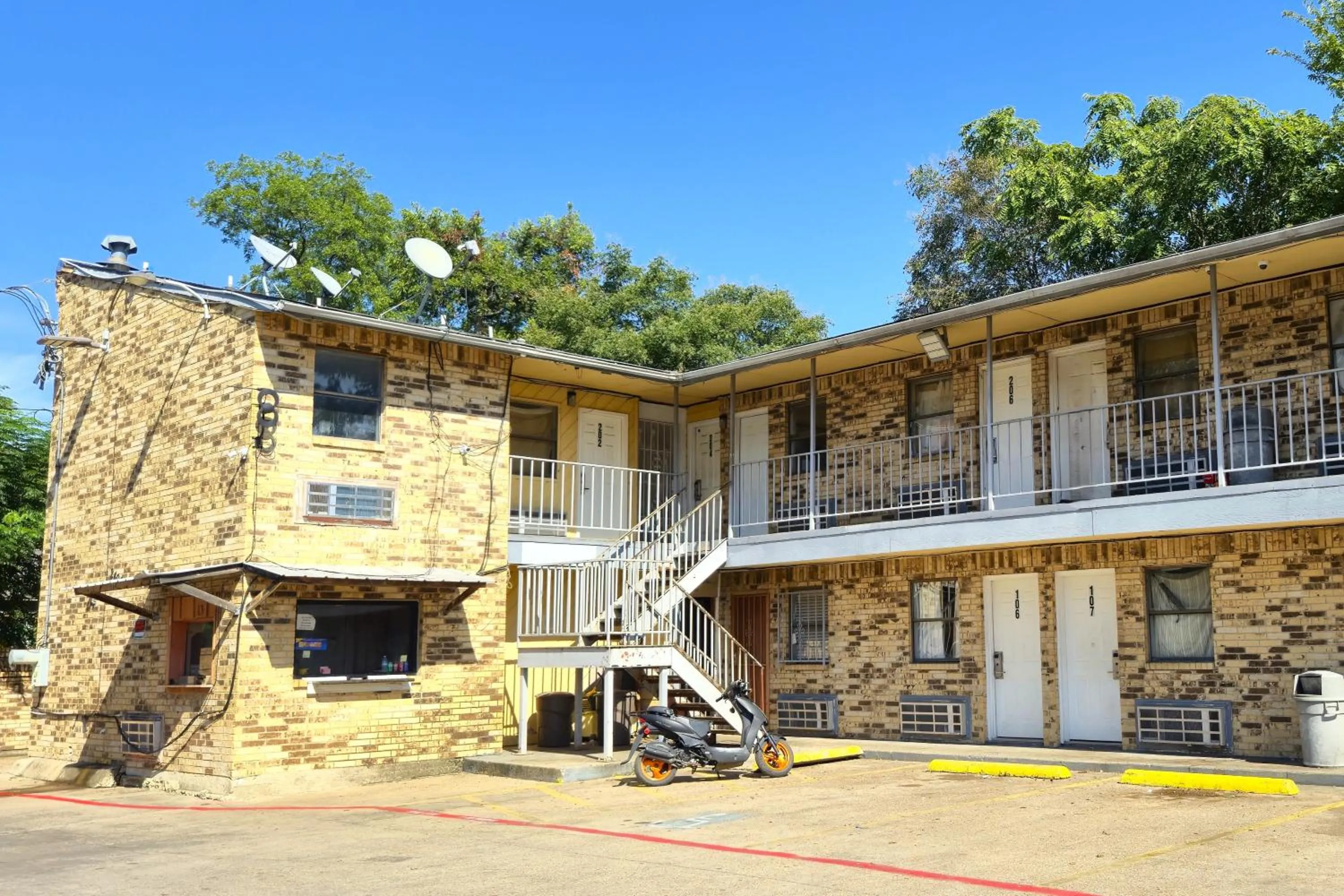 Property building in Mi Amor Inn & Suites by Hotel O Dallas Tx Hwy 352