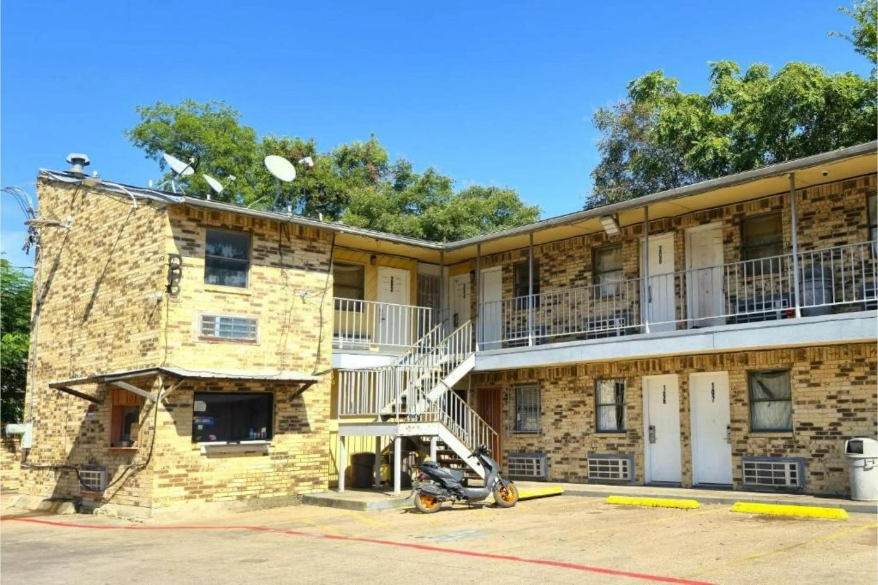 Property building in Mi Amor Inn & Suites by Hotel O Dallas Tx Hwy 352