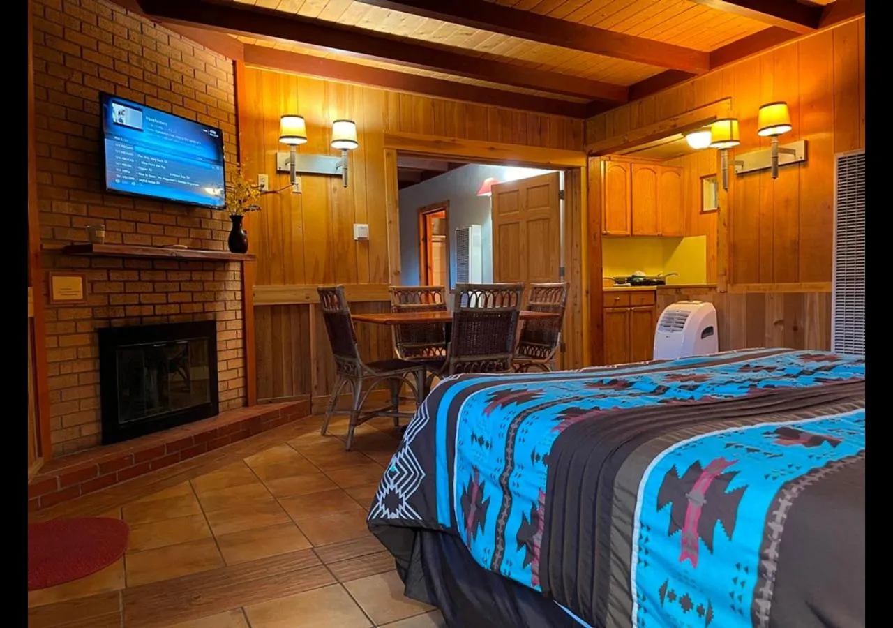 Bed in West Winds Lodge