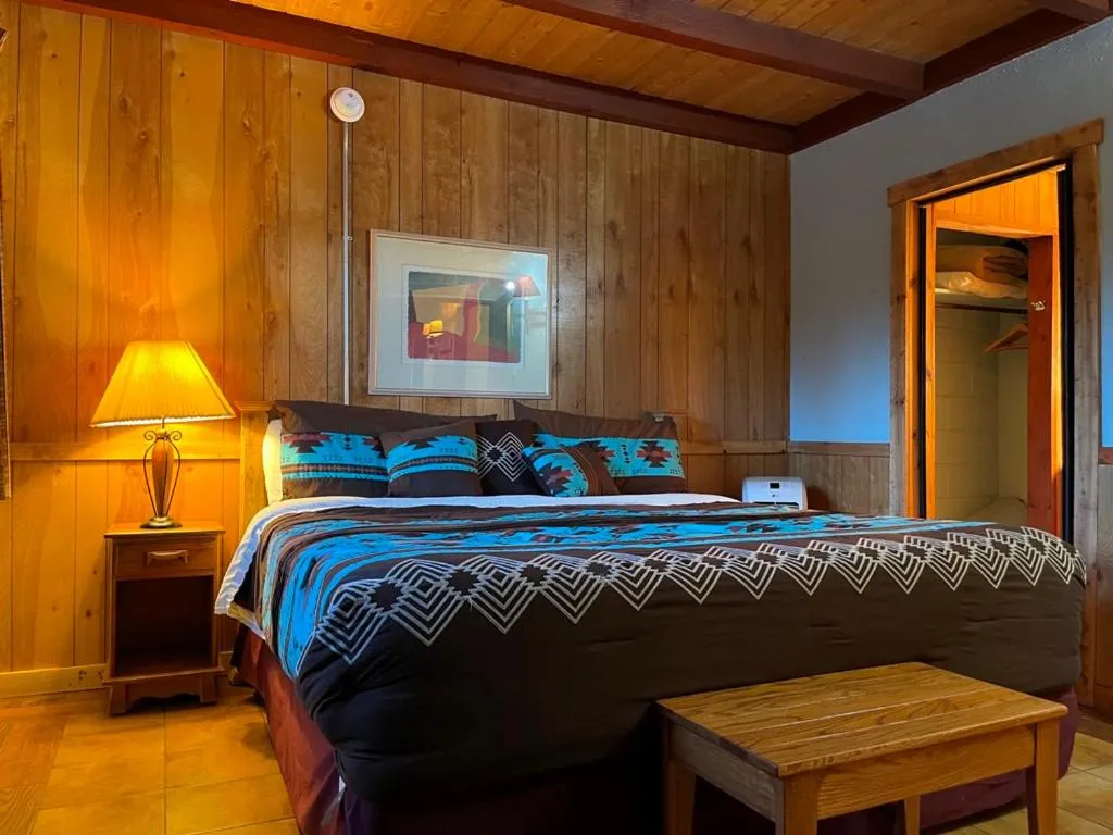 Bed in West Winds Lodge