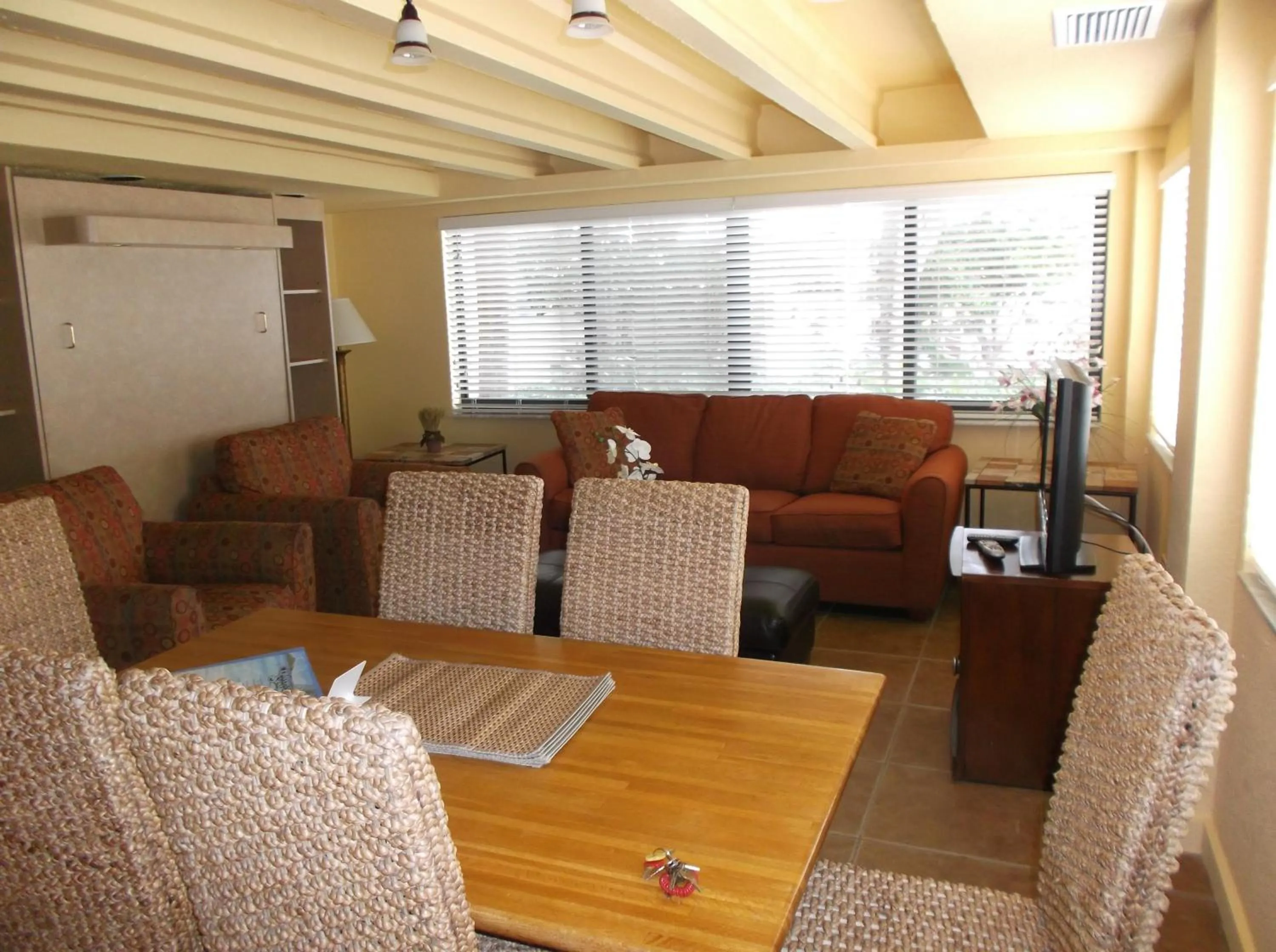 Living room in Hollywood Sands Resort