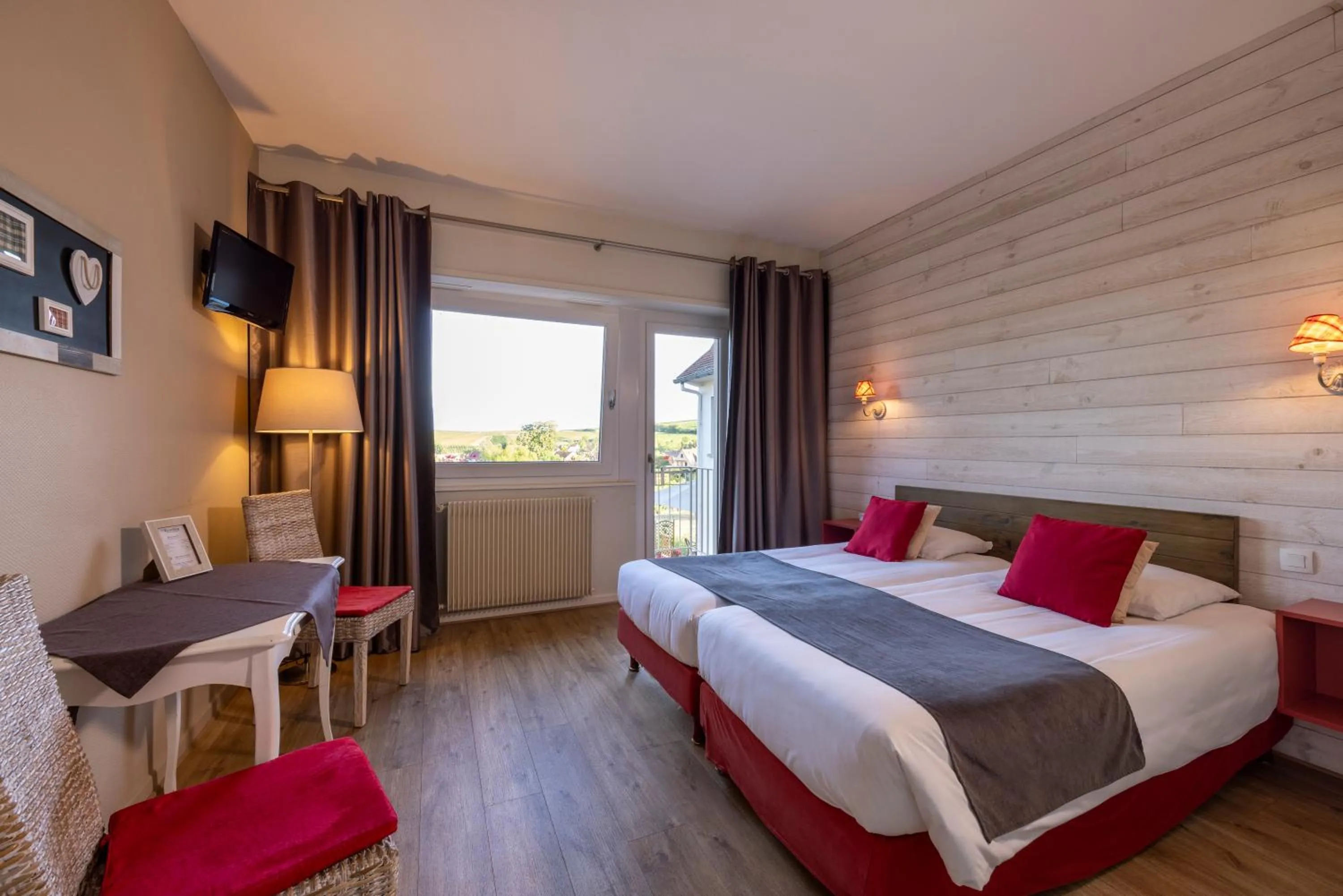 Bedroom, Bed in Hôtel Restaurant Le Kastelberg, The Originals Boutique