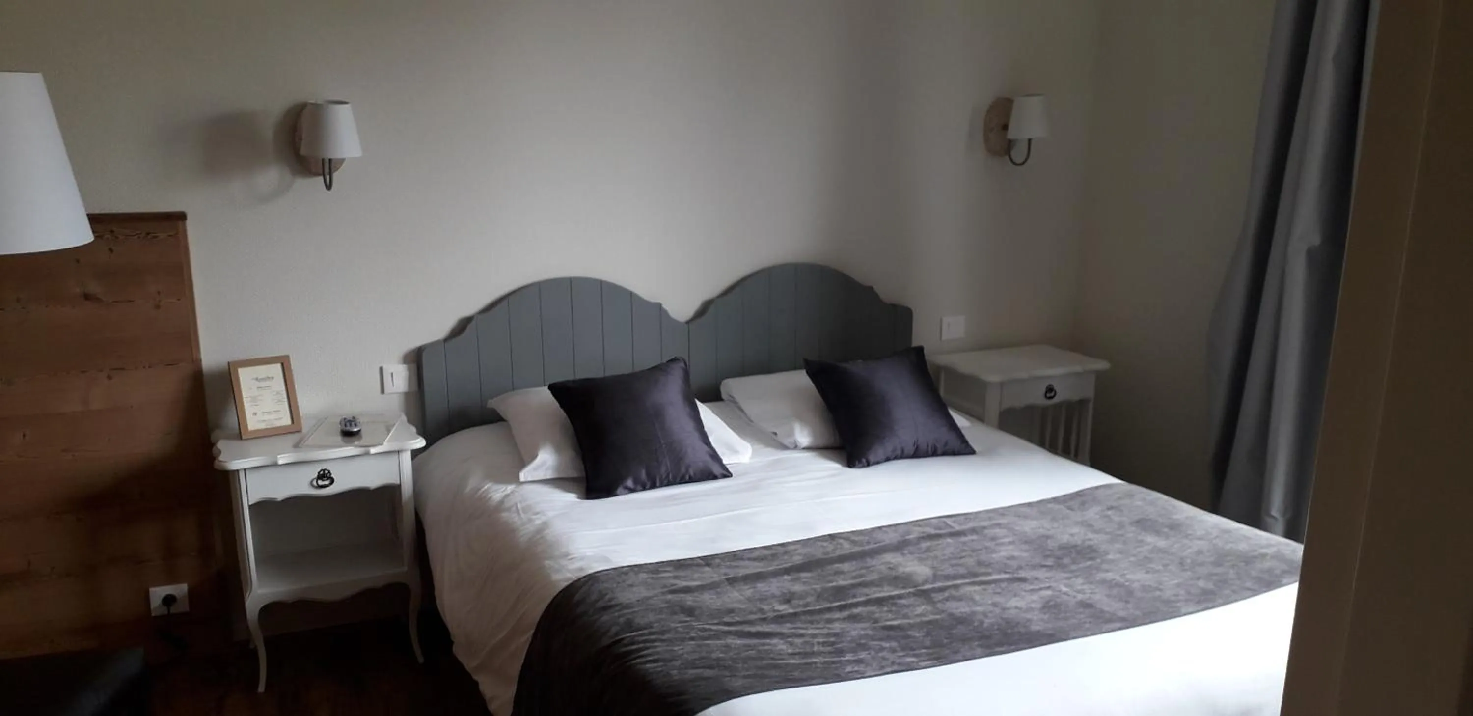 Photo of the whole room, Bed in Hôtel Restaurant Le Kastelberg, The Originals Boutique