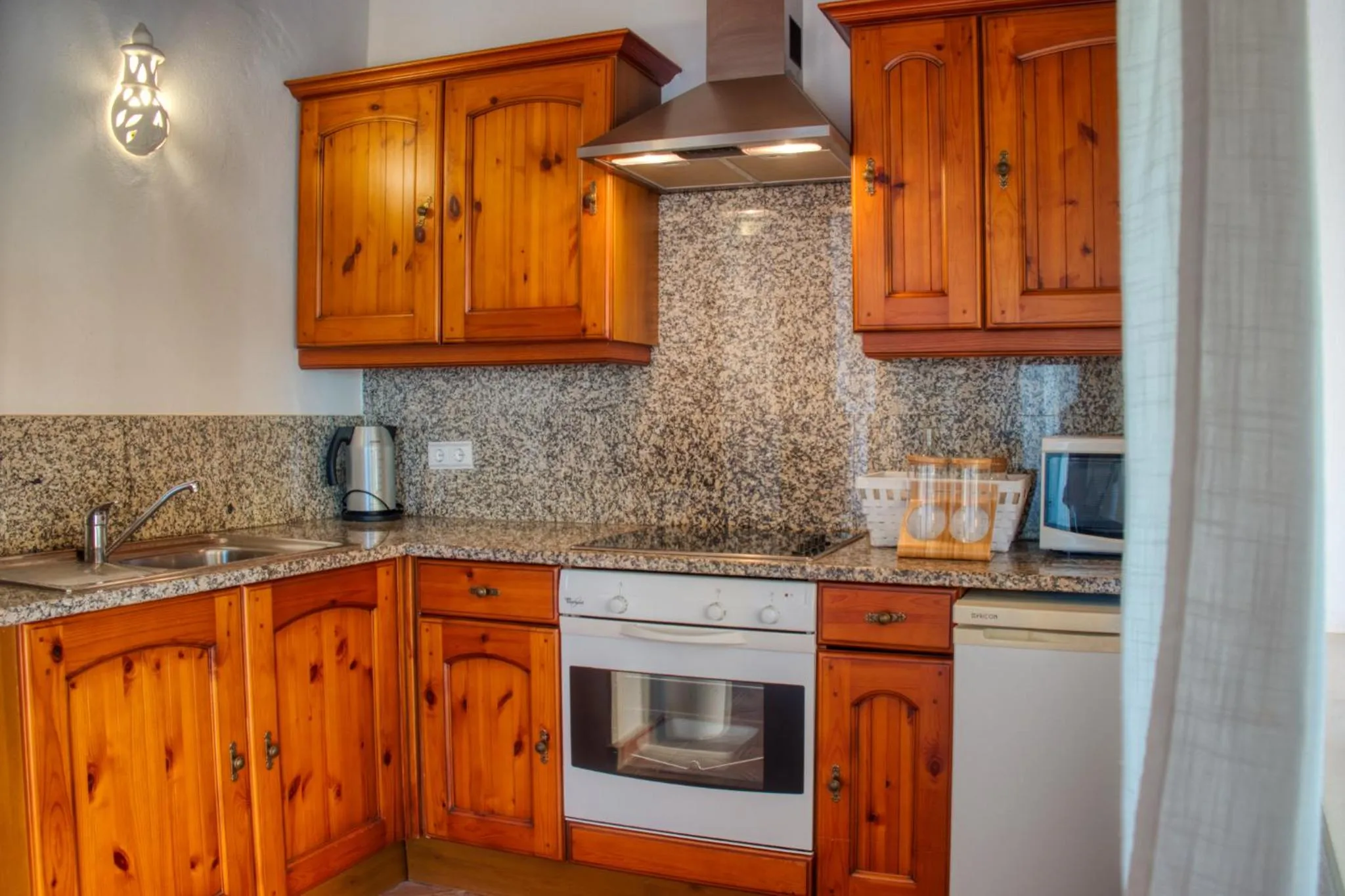 Moonshine Guest House with private studios and private cottage