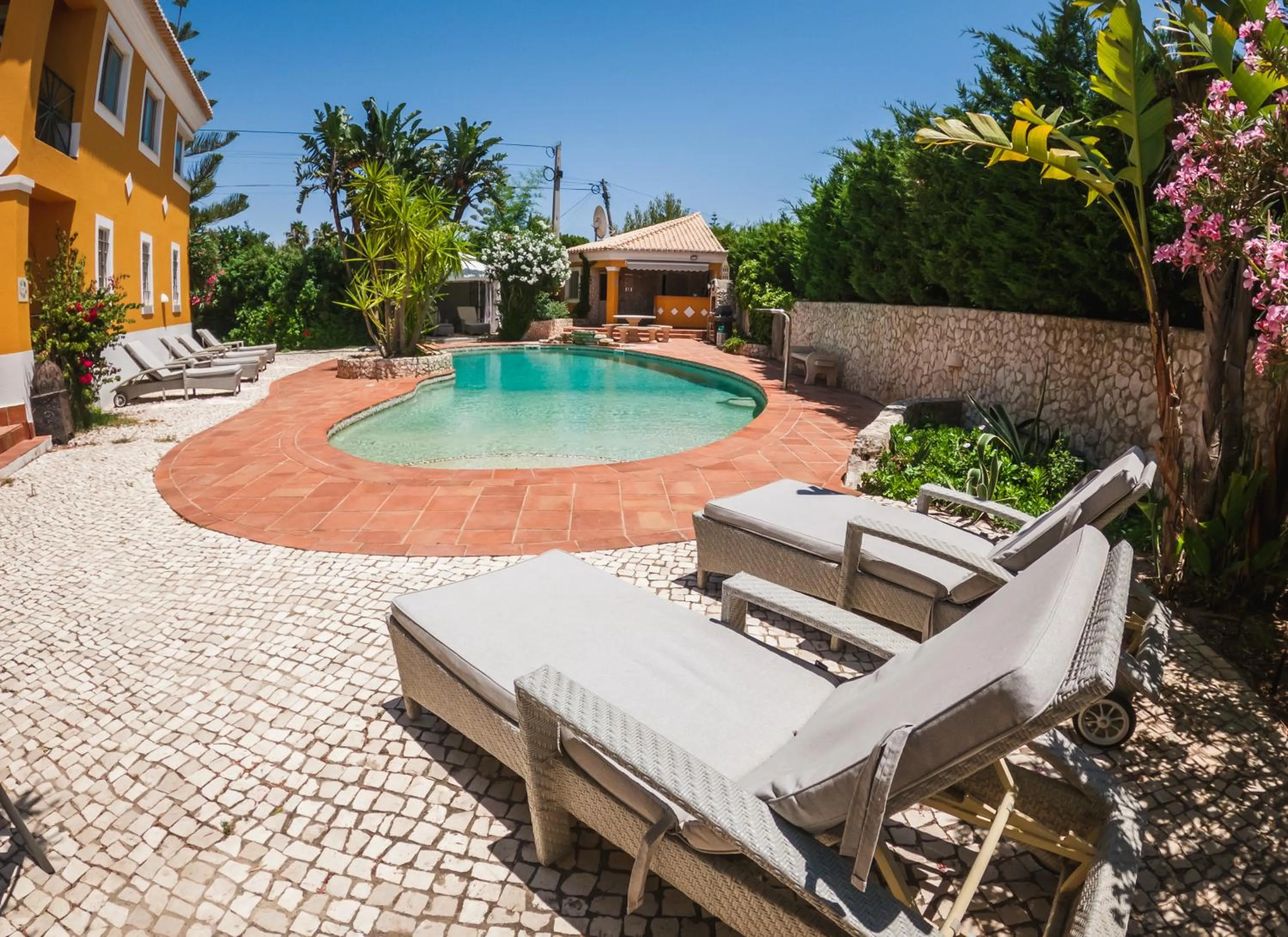 Moonshine Guest House with private studios and private cottage