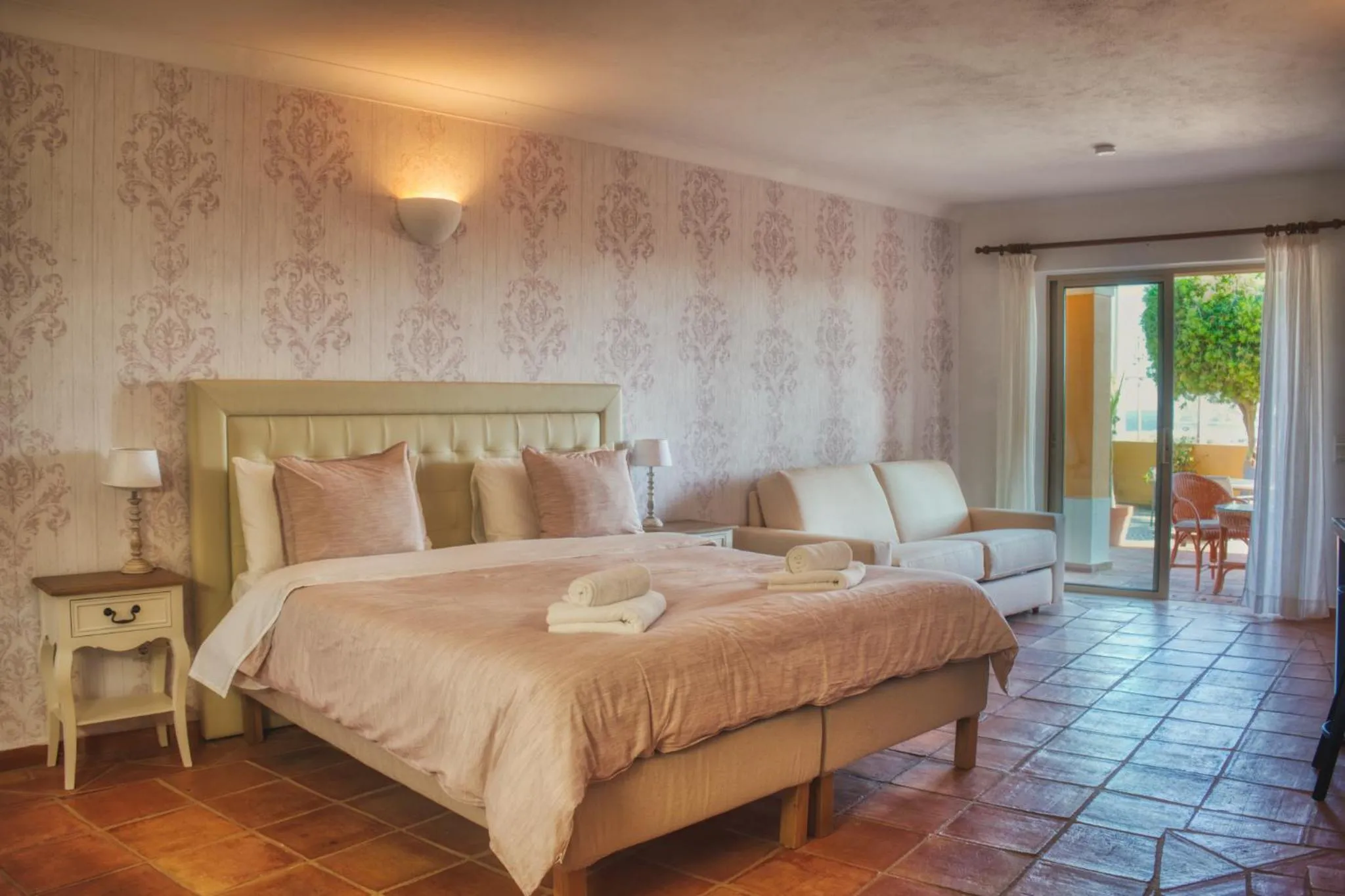 Bed in Moonshine Guest House with private studios and private cottage