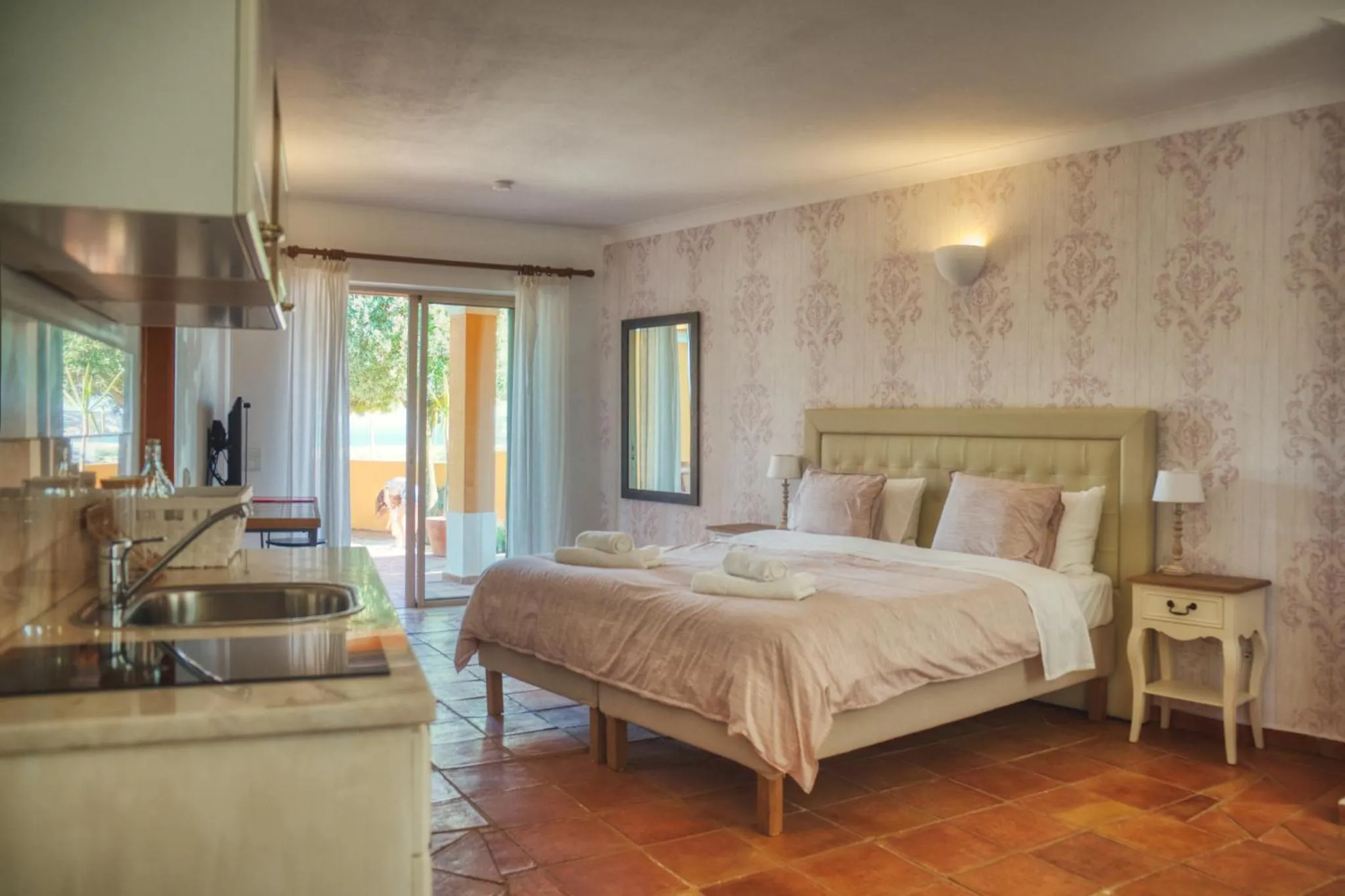 Bed in Moonshine Guest House with private studios and private cottage