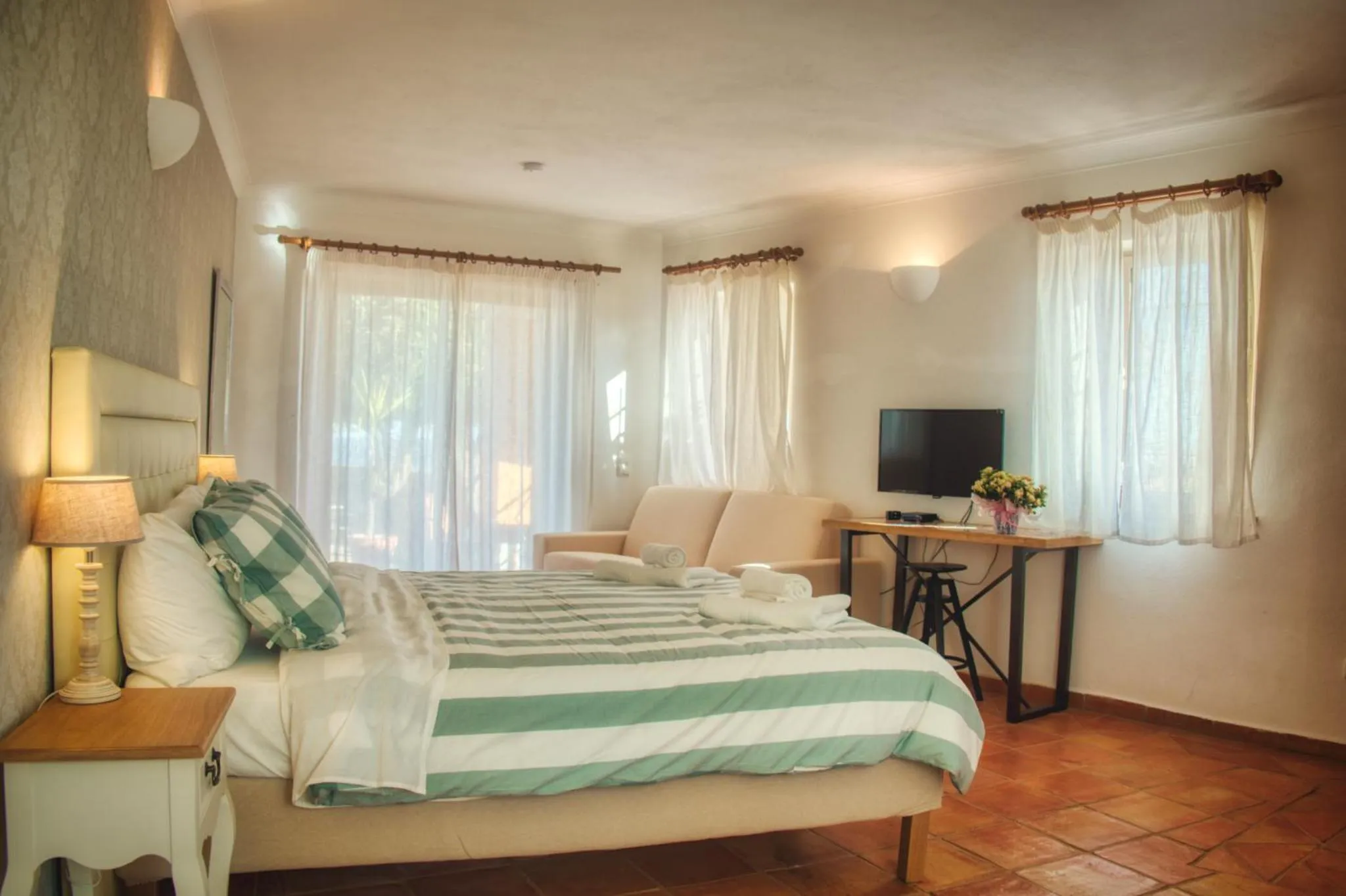 Bed in Moonshine Guest House with private studios and private cottage