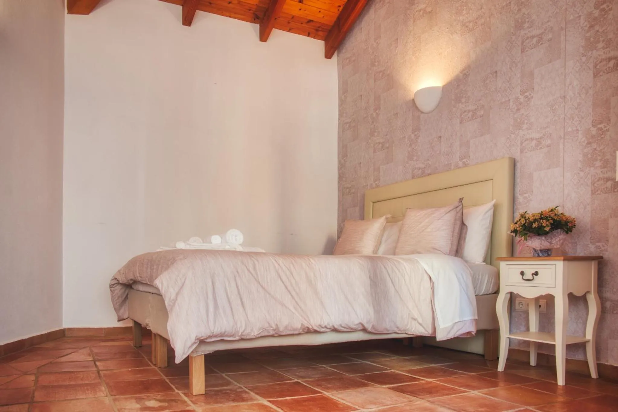 Bed in Moonshine Guest House with private studios and private cottage